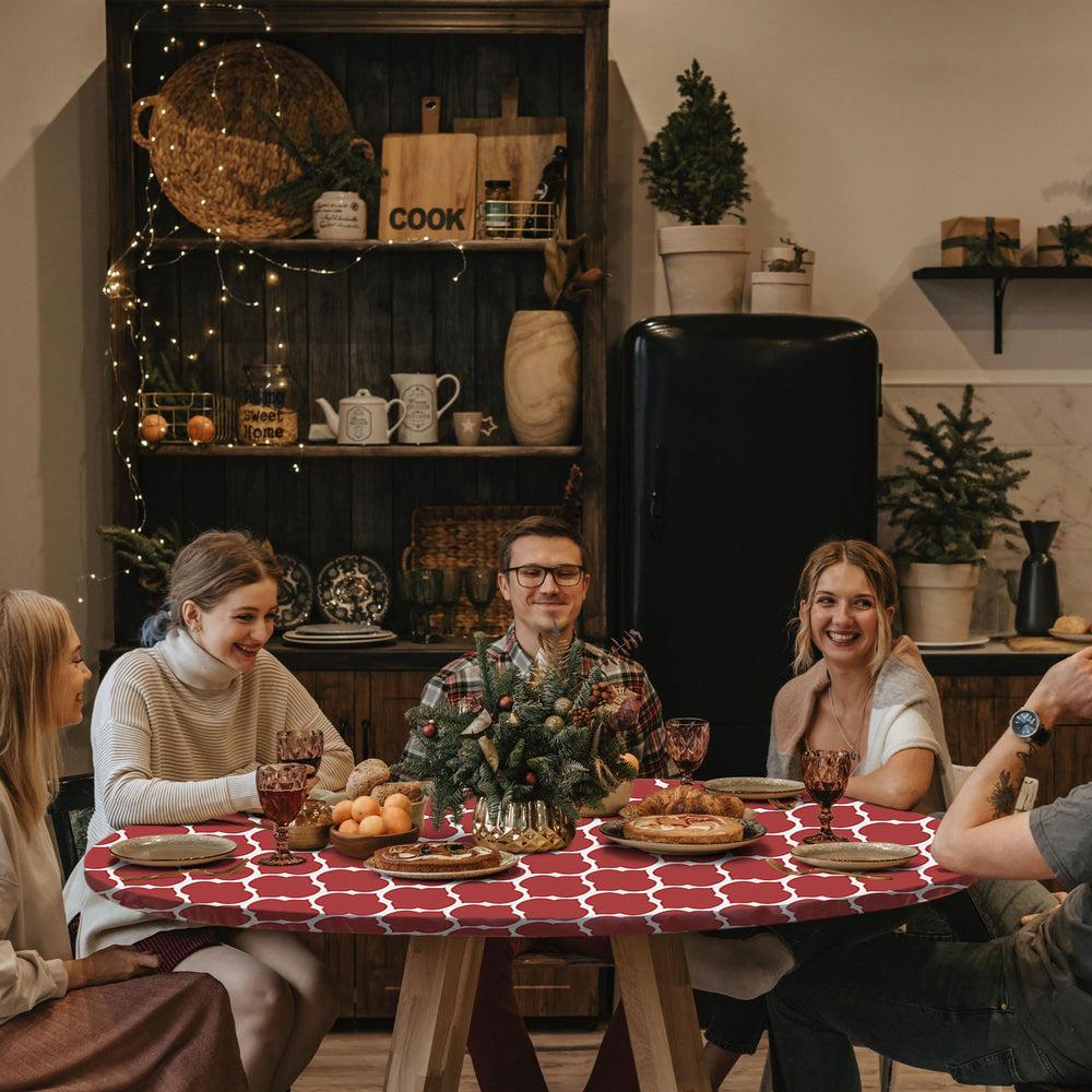 opstellen round tablecloth in use at a family gathering