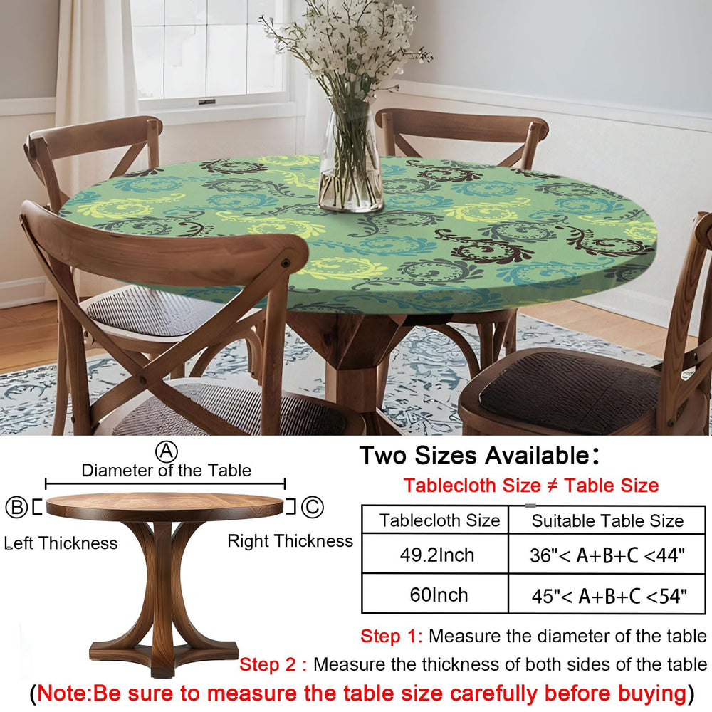 opstellen round tablecloth on a picnic table