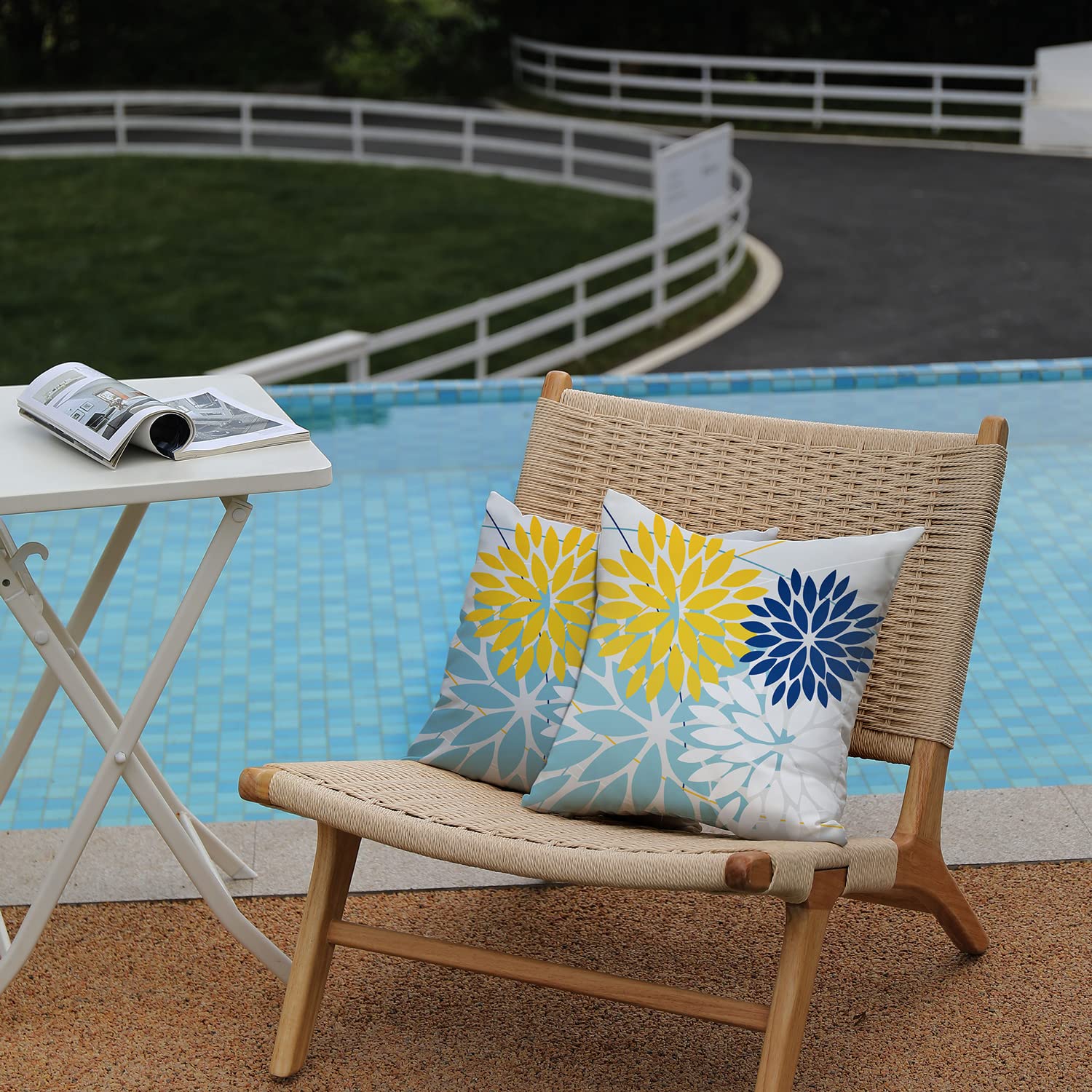 Pack of 2 DFXSZ Outdoor Waterproof Pillow Covers Display