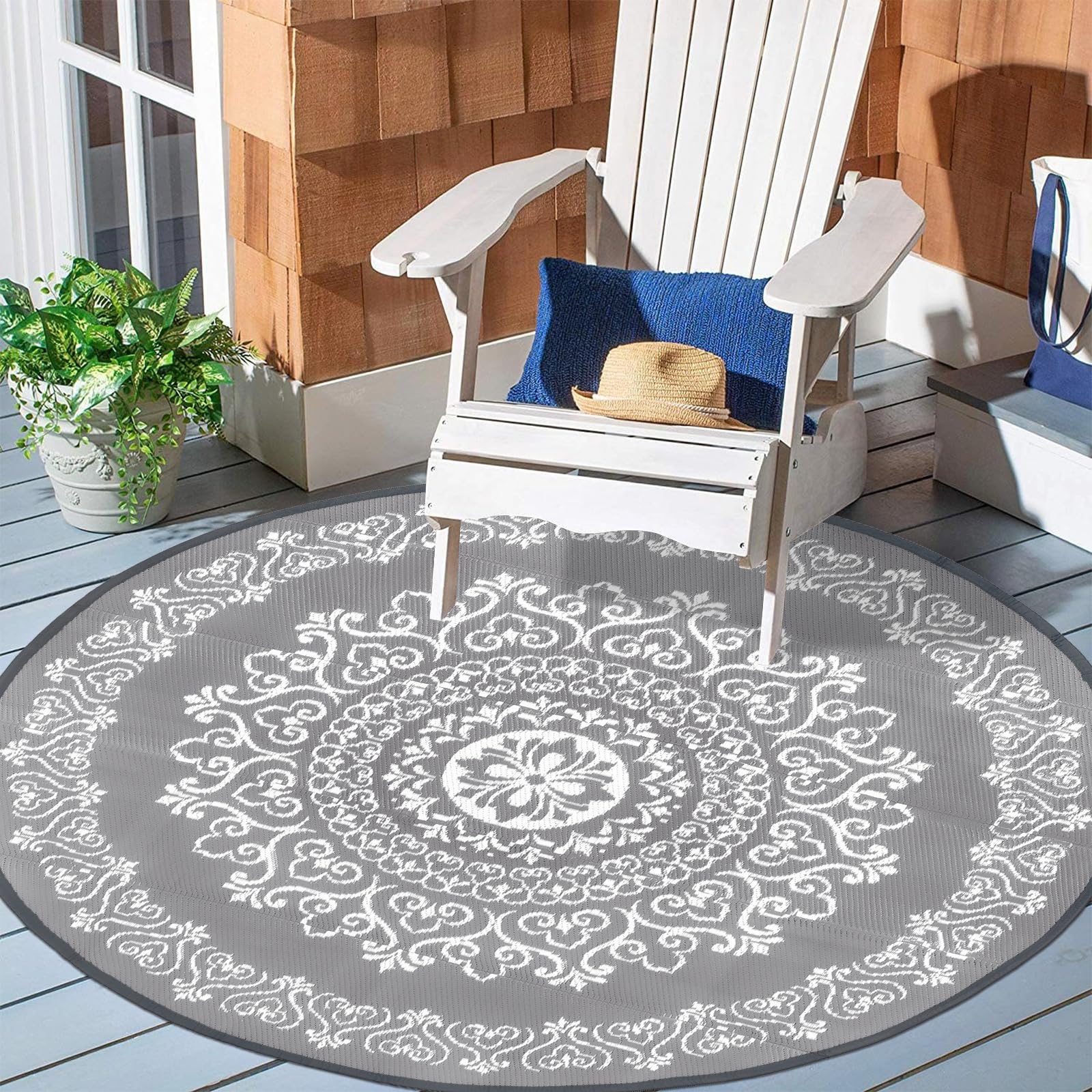 Pauwer Outdoor Rug displayed in a garden setting