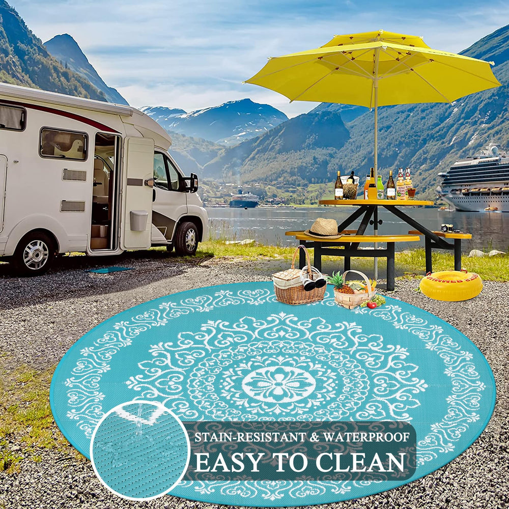 Pauwer Outdoor Rug on grass during a picnic