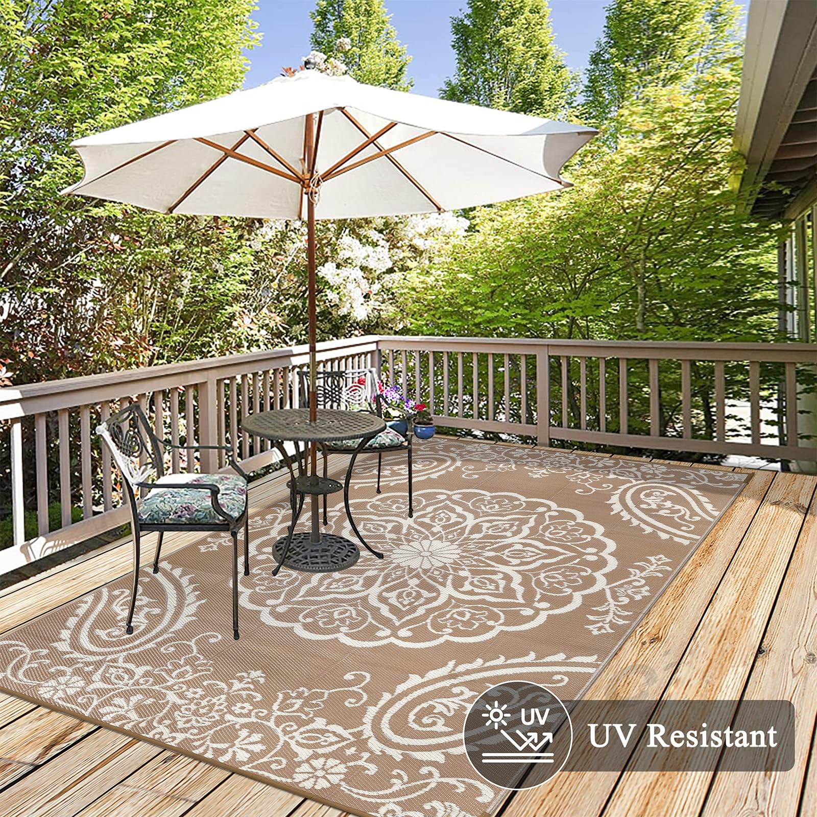 Pauwer Outdoor Rug set up at a beach picnic