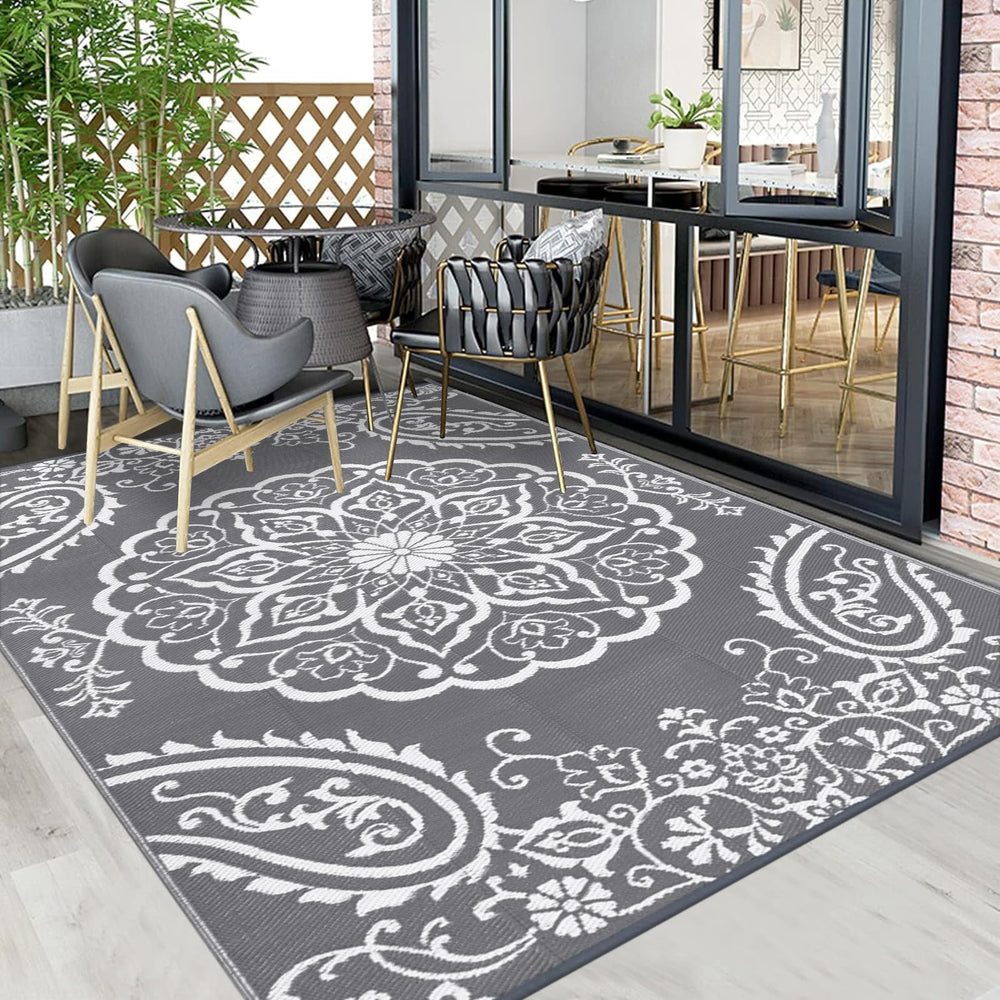 Pauwer Outdoor Rug with rug stakes