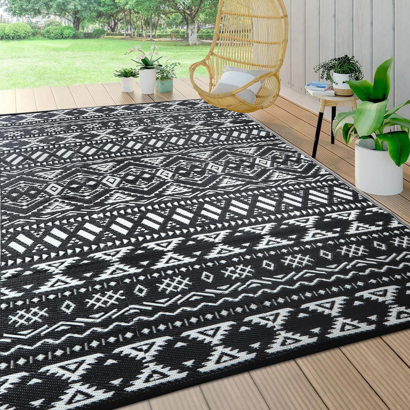 Pendolr Outdoor Rug 9'x12' black and white pattern front view