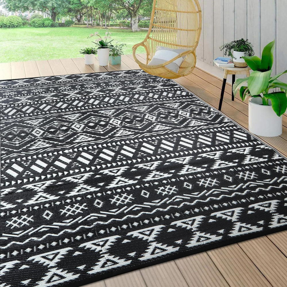 Pendolr Outdoor Rug 9'x12' black and white pattern front view