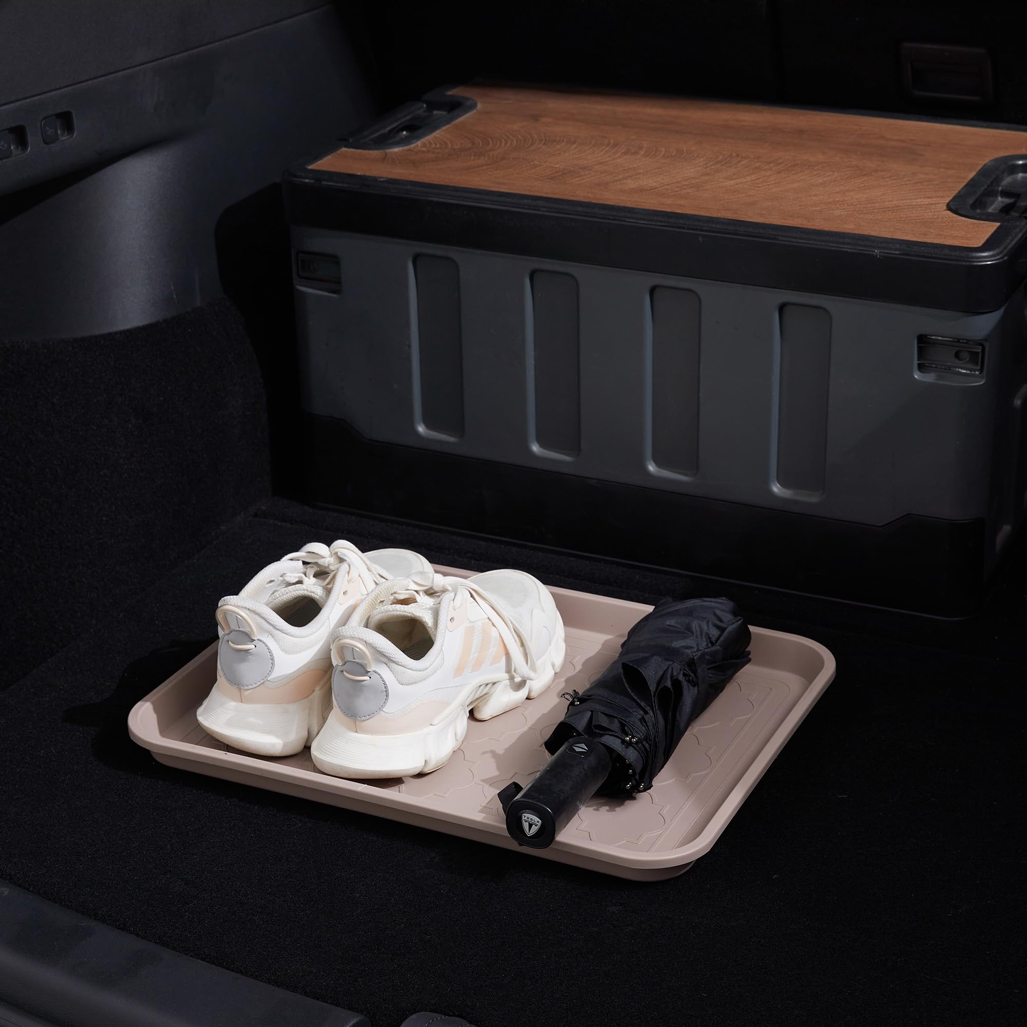 PETABBY Boot Tray showing anti-slip pads