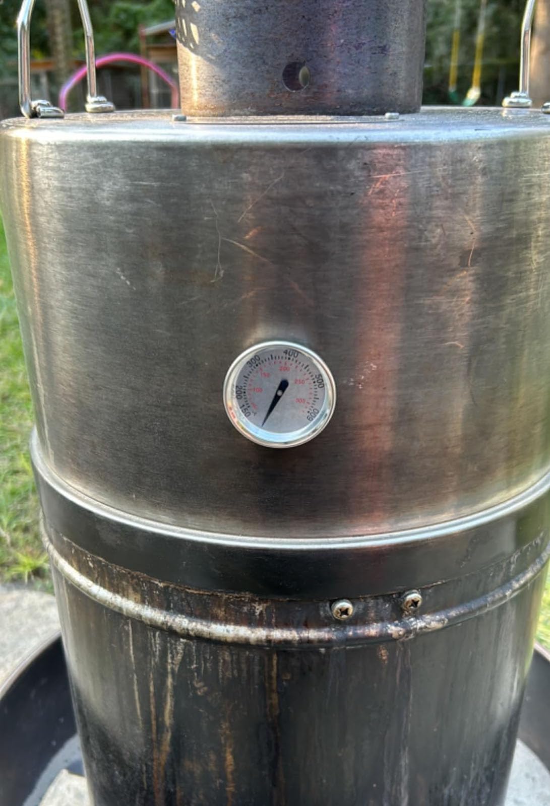 PETKAO temperature gauge dimensions on a measuring tape