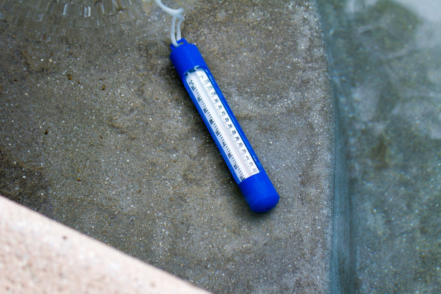 Polyethylene cord of Poolmaster thermometer for easy hanging