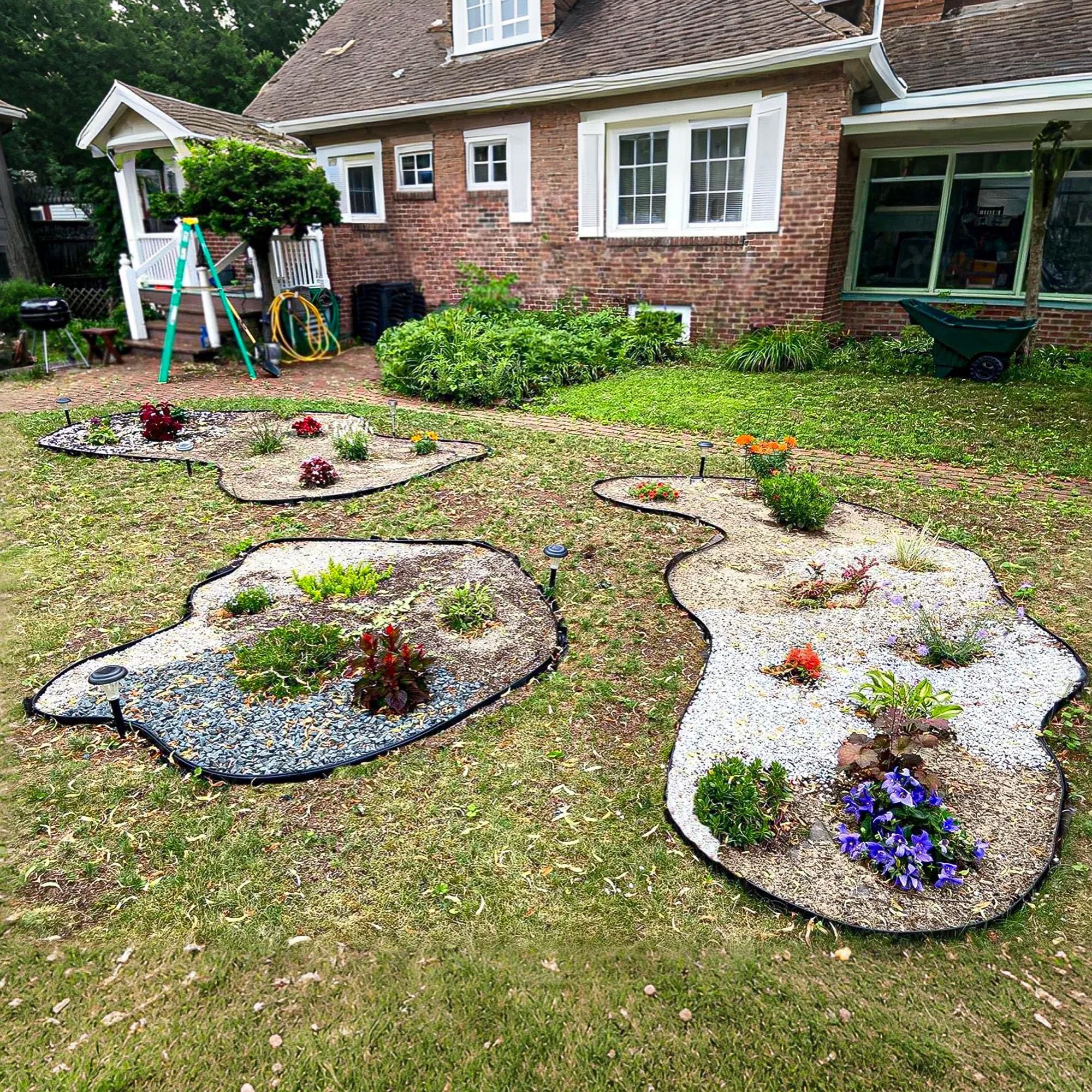 Quibbay plastic garden edging in a landscaped garden