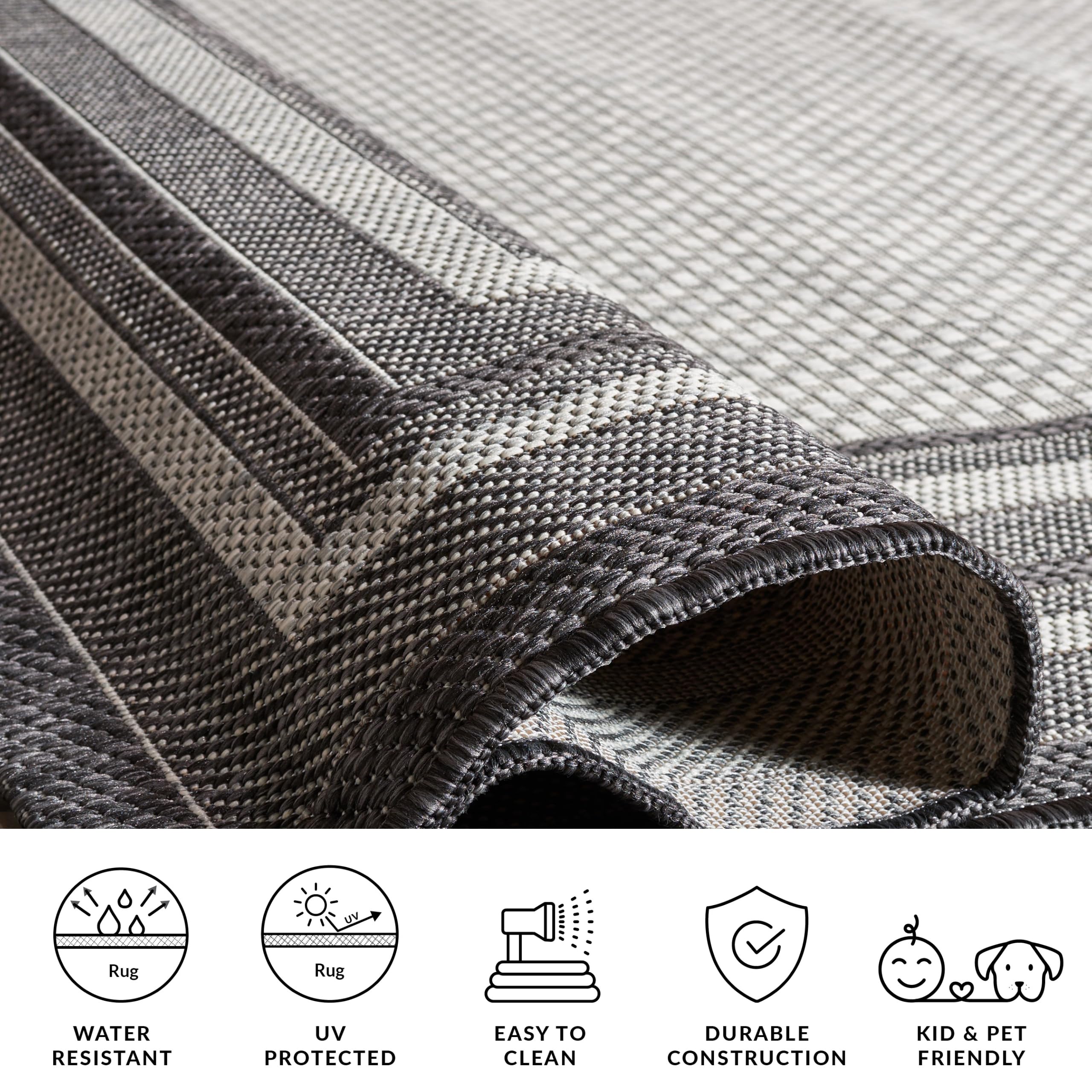 SAFAVIEH Courtyard Outdoor Accent Rug 2'3"x4' rolled for storage
