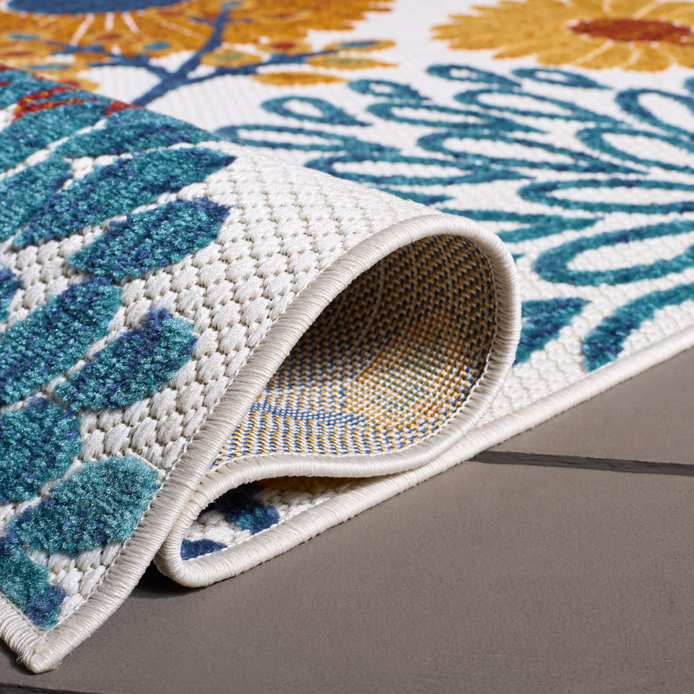 SAFAVIEH outdoor rug with furniture arrangement
