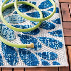 SAFAVIEH rug showing design pattern
