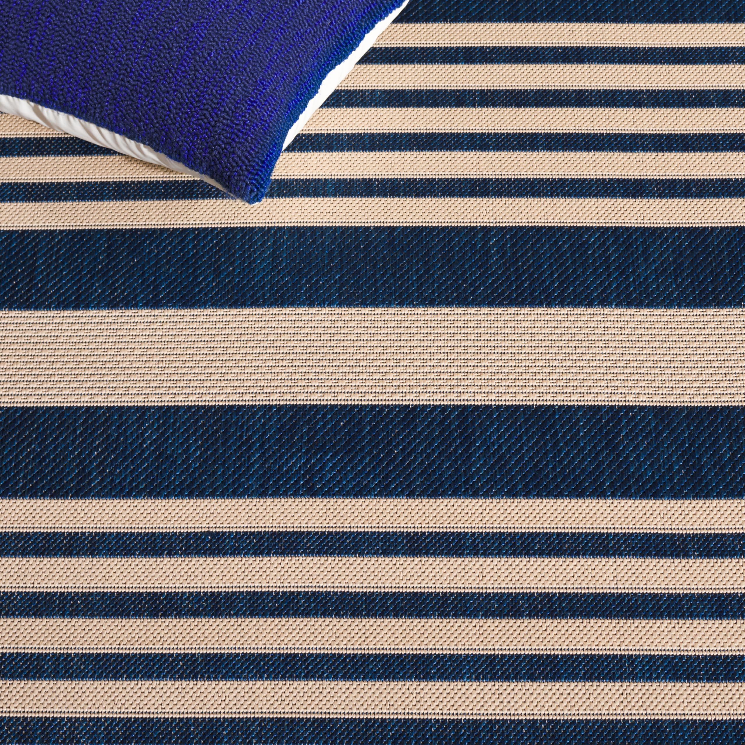 SAFAVIEH Washable Outdoor Rug close-up of material