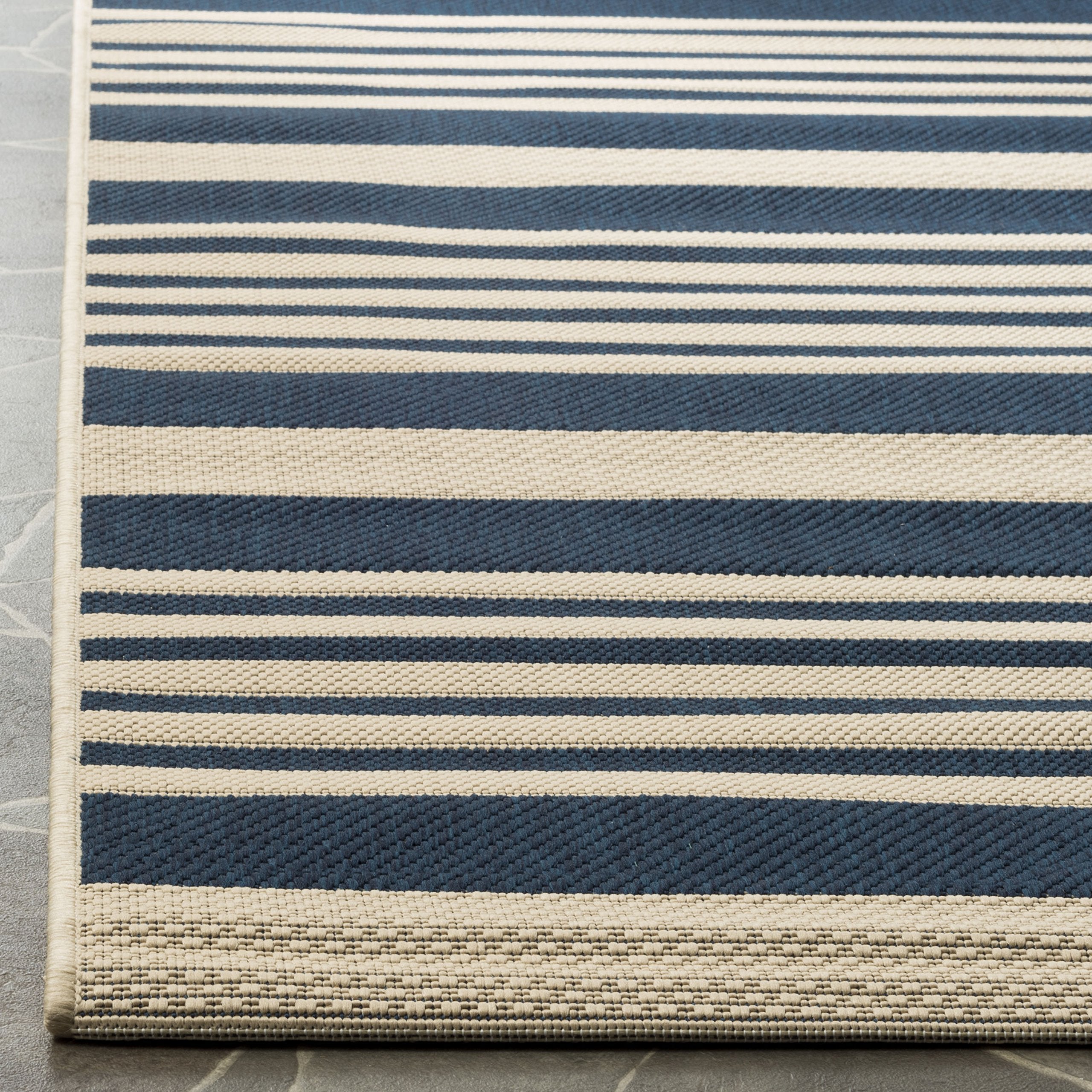 SAFAVIEH Washable Outdoor Rug in patio setting