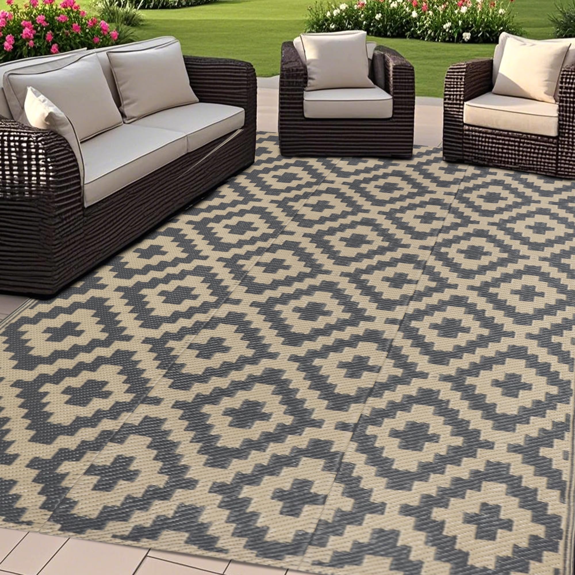SAND MINE 4' x 6' reversible outdoor rug in grey tan lattice front view