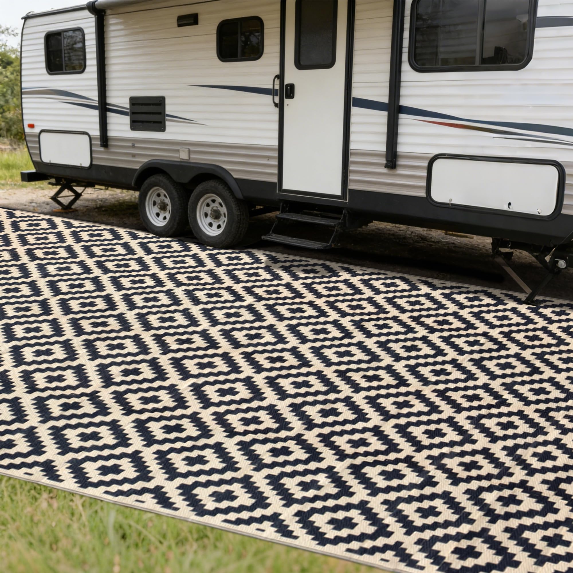 SAND MINE 8' x 16' reversible outdoor rug black and beige lattice front view