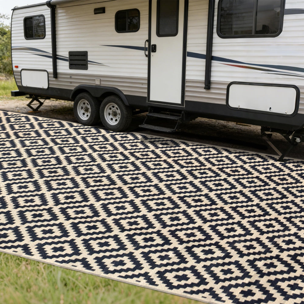 SAND MINE 8' x 16' reversible outdoor rug black and beige lattice front view