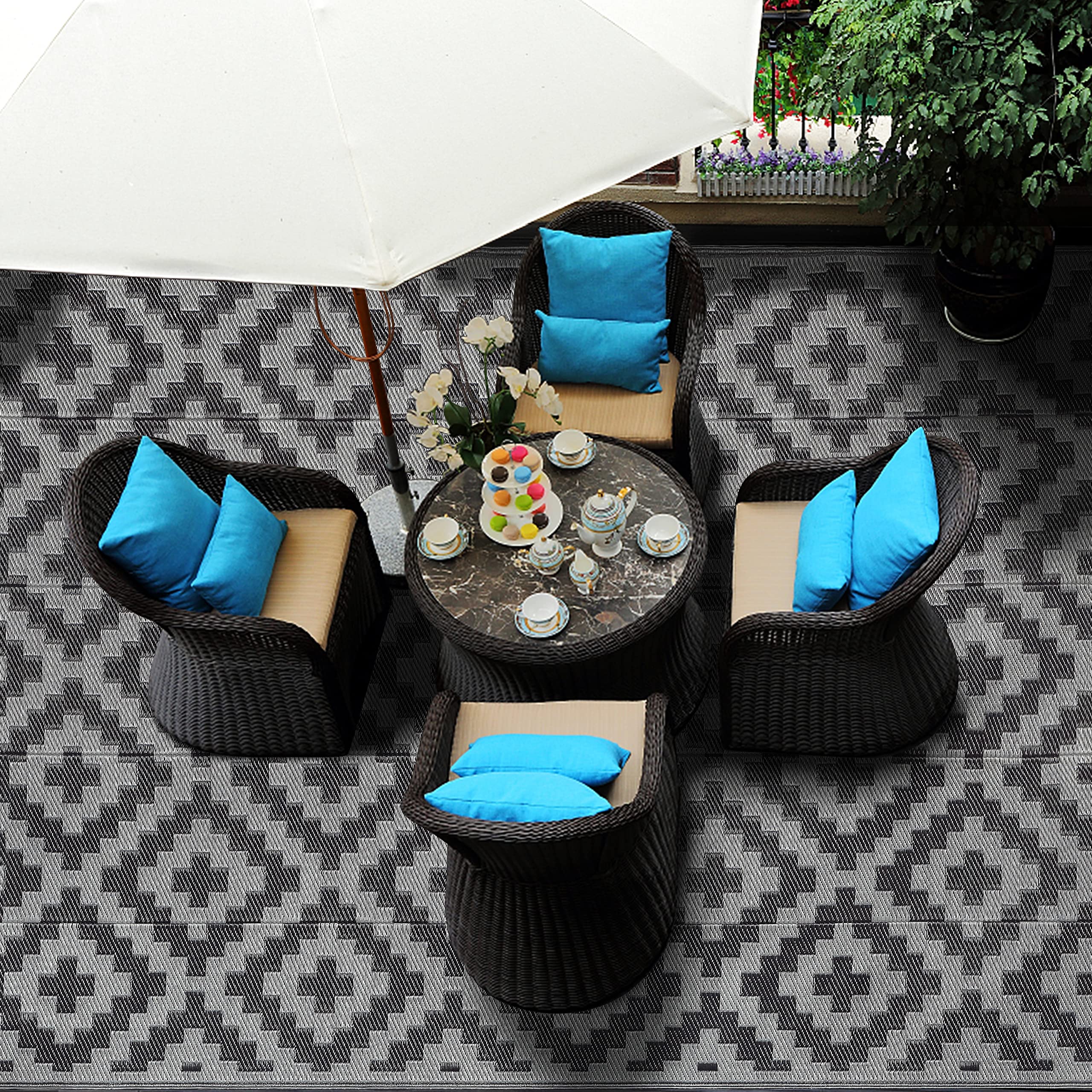 SAND MINE outdoor rug in garden setting