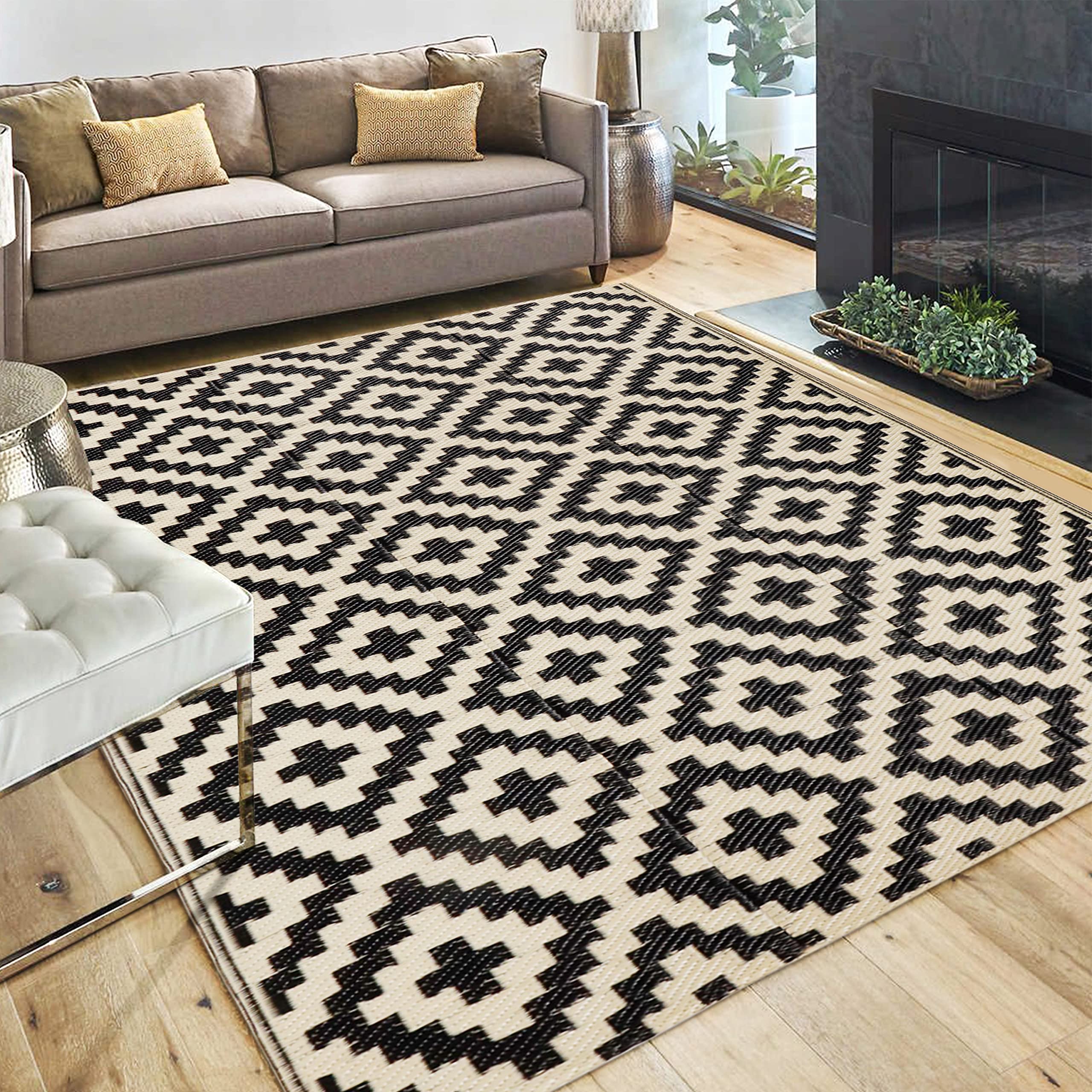 SAND MINE Reversible Mat 4' x 6' Black & Beige front view