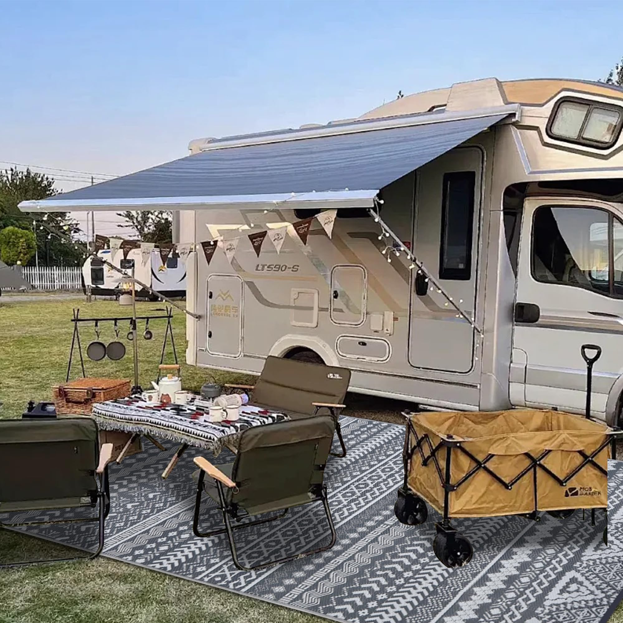 SAND MINE Reversible Mat 6' x 9' grey and white in a picnic setting