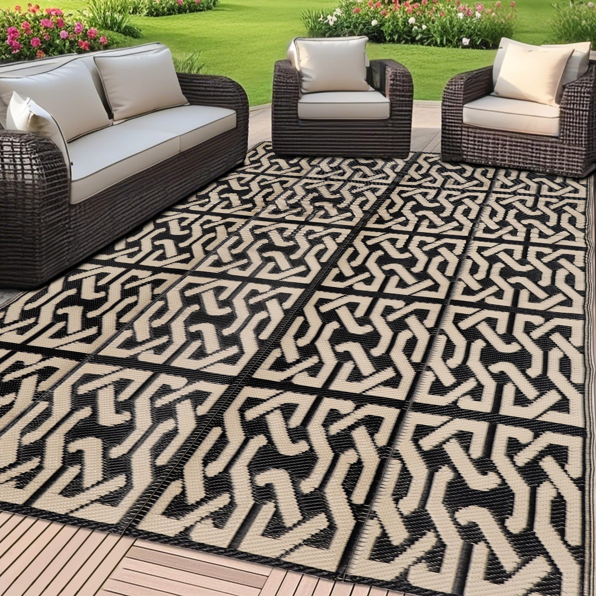 SAND MINE Reversible Outdoor Mat 5' x 8' in black and beige