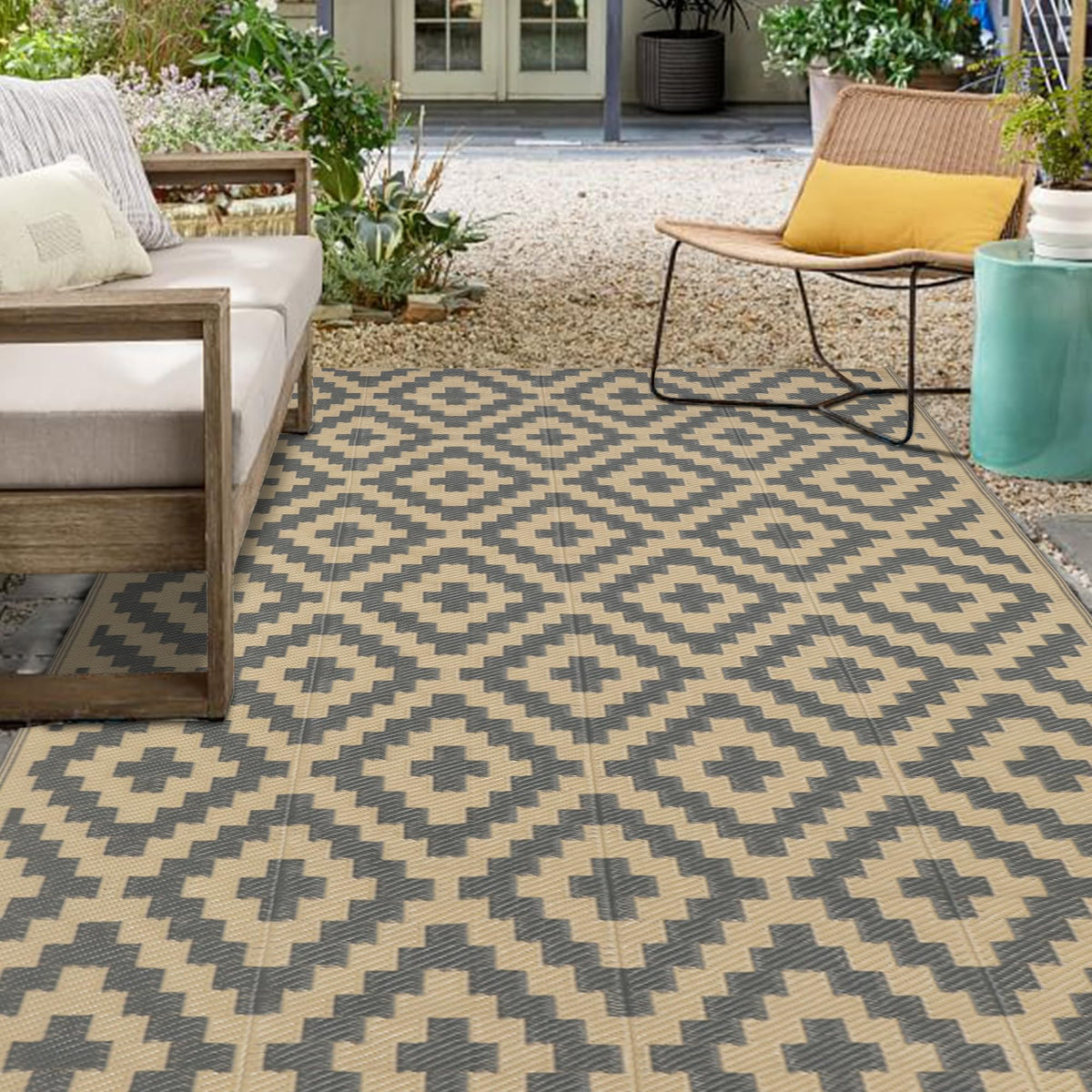 SAND MINE Reversible Outdoor Rug 5' x 8' in grey and tan