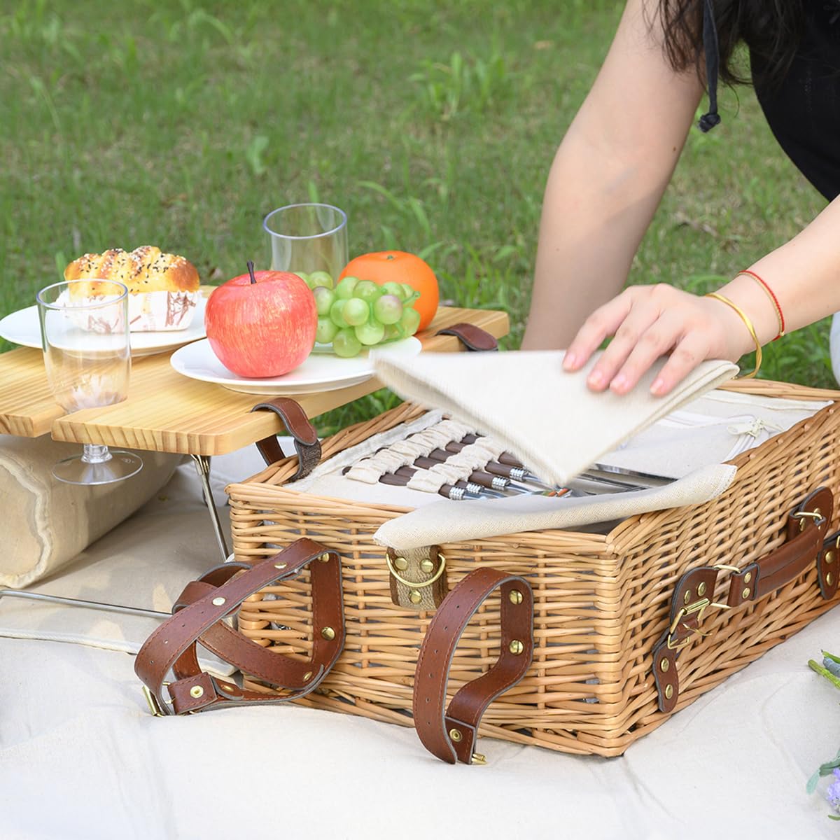 SatisInside picnic set packaging showing natural colour