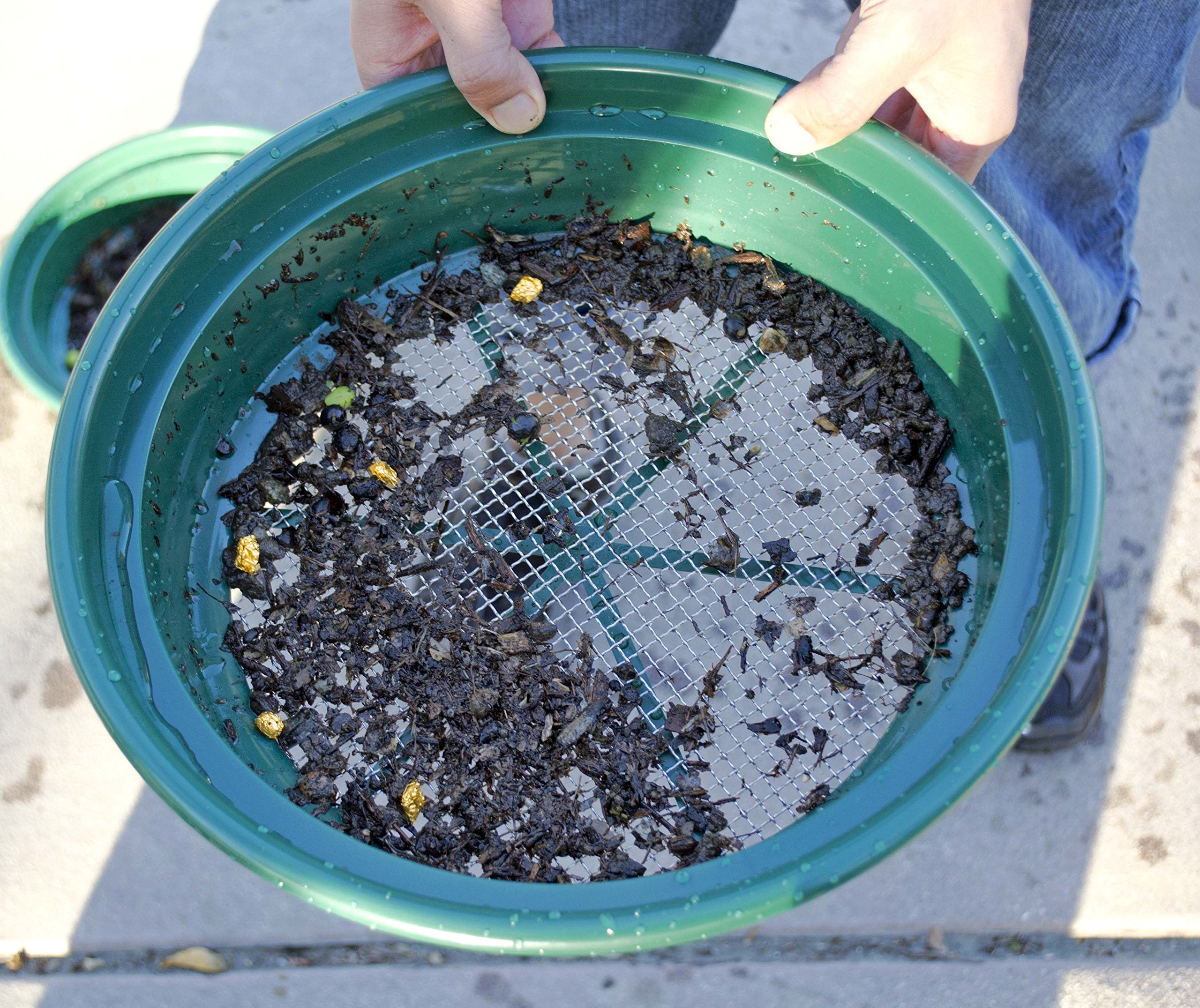 SE Stackable Sifting Pan showing 1/4 inch mesh detail