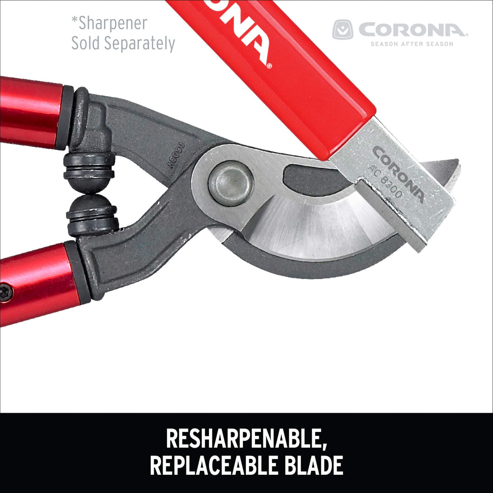 Self-cleaning sap groove on Corona Clipper loppers