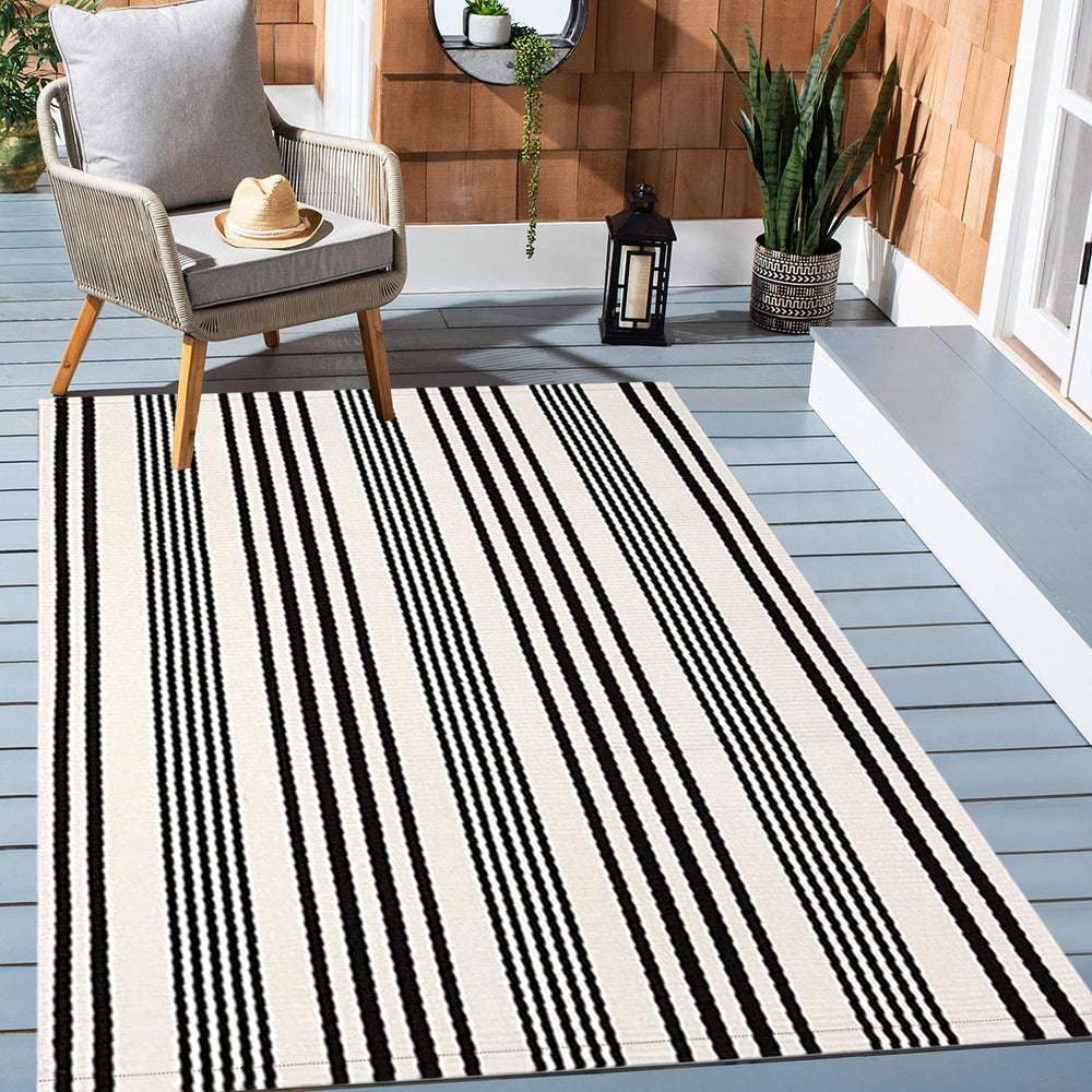 Side view of BUAGETUP Black and White Rug