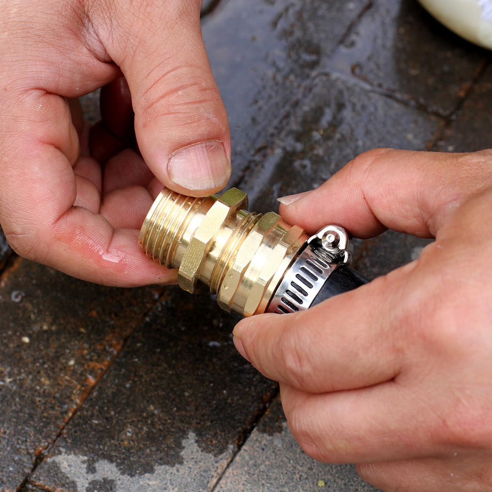 SIGURANTA connectors connecting two garden hoses outdoors