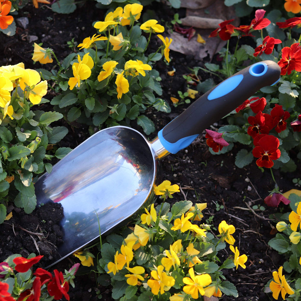 Sinoer trowel scoop in use for transplanting plants