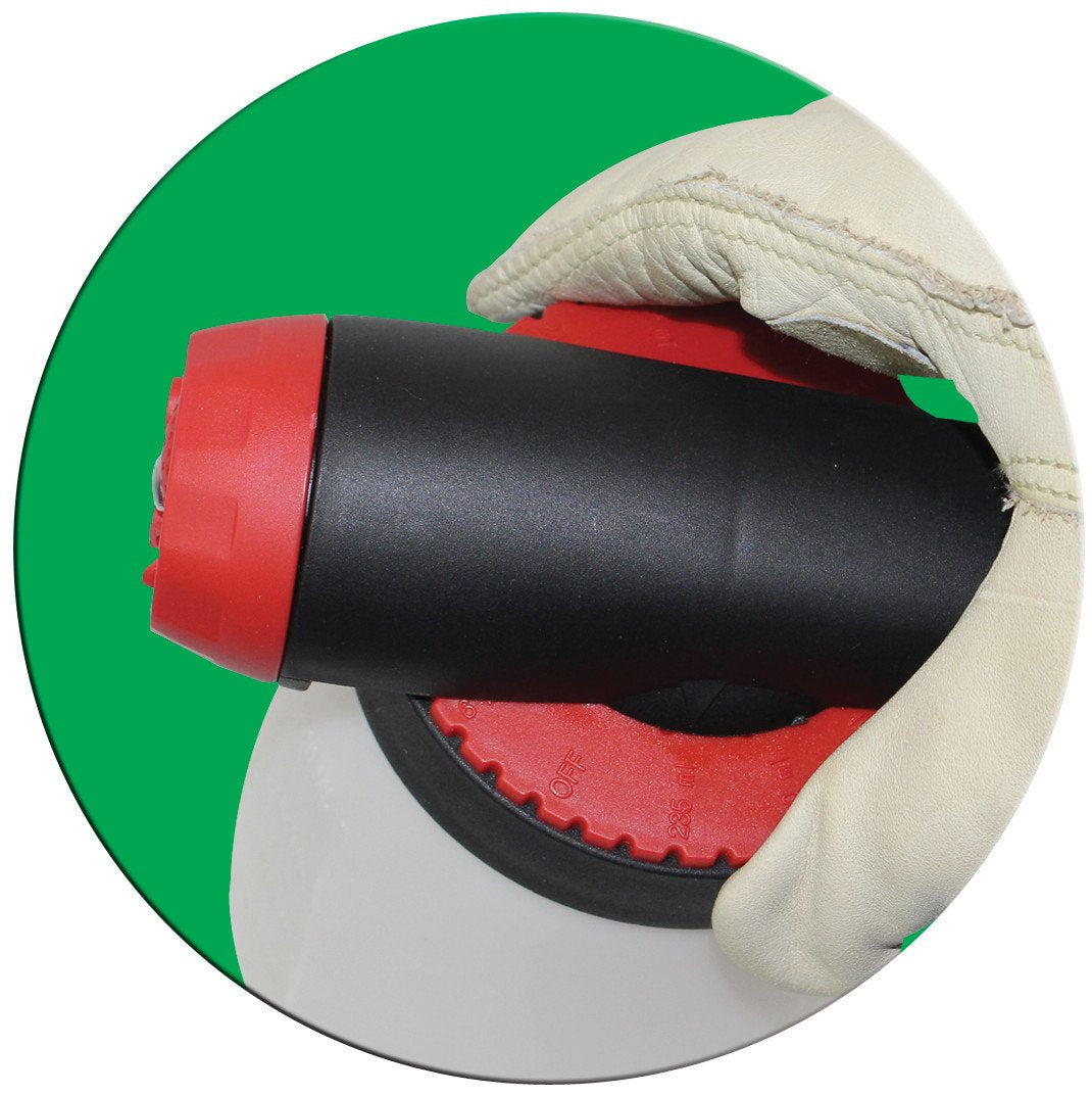 SOLO 405-HE Hose-End Sprayer showing adaptability with bottle