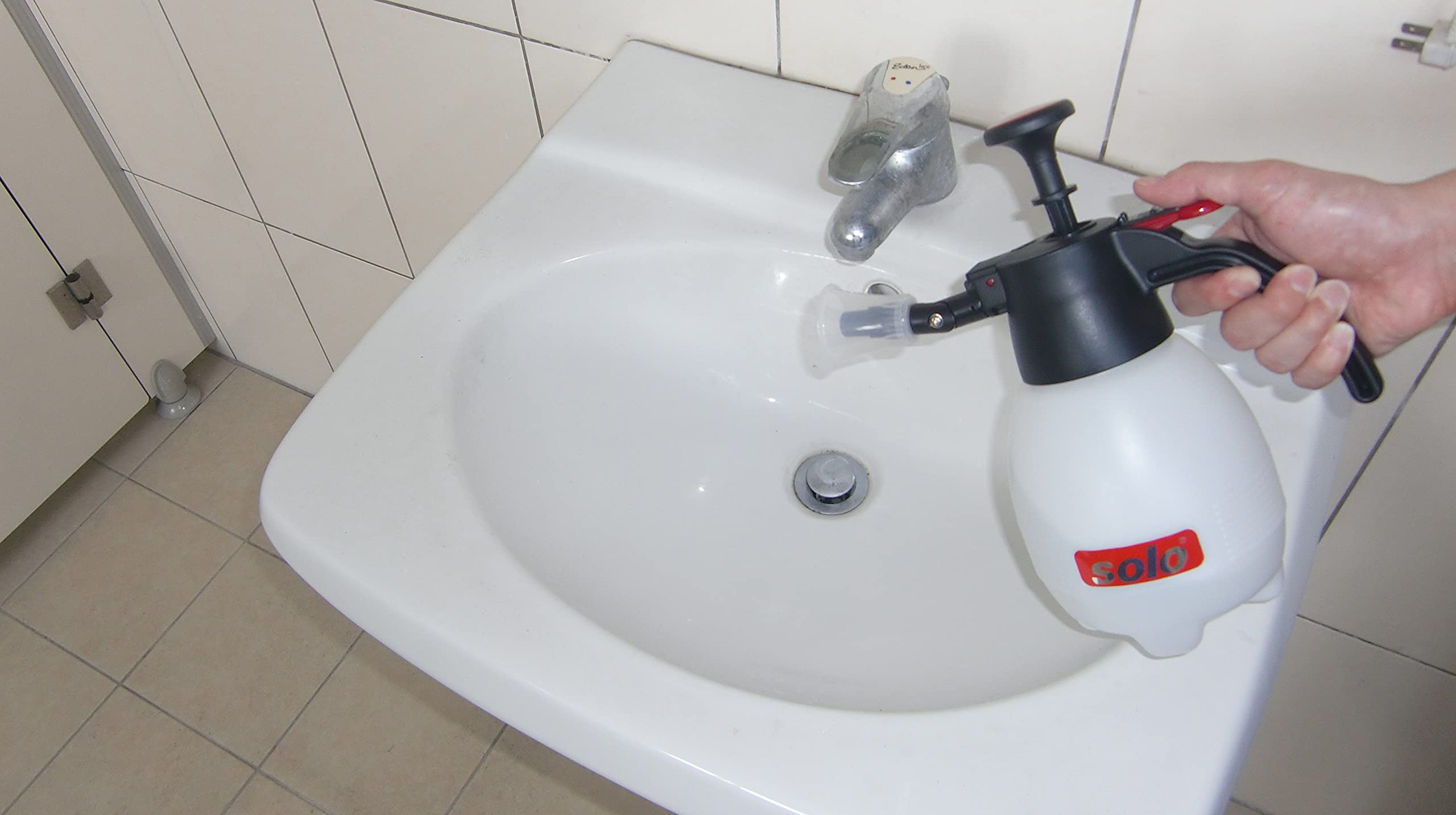 SOLO sprayer showing lock-on trigger feature