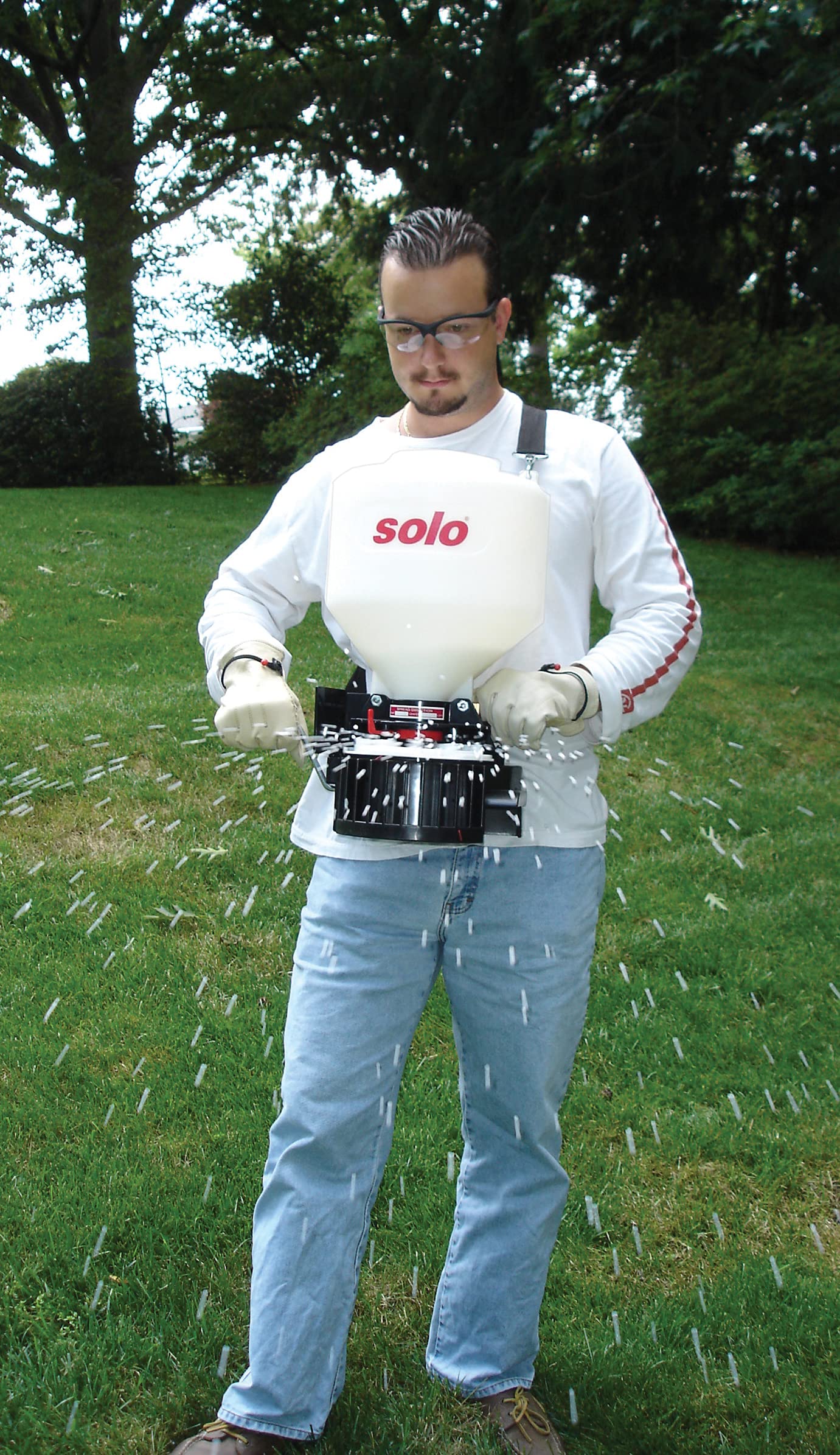 SOLO spreader displaying durable, weather-resistant materials
