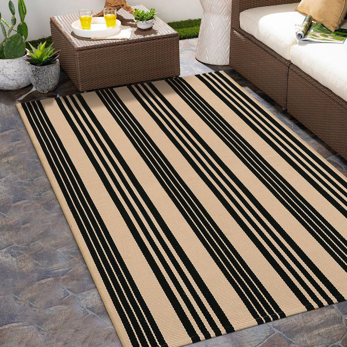 Sungea Striped Outdoor Rug 4x6ft front view with classic stripe design
