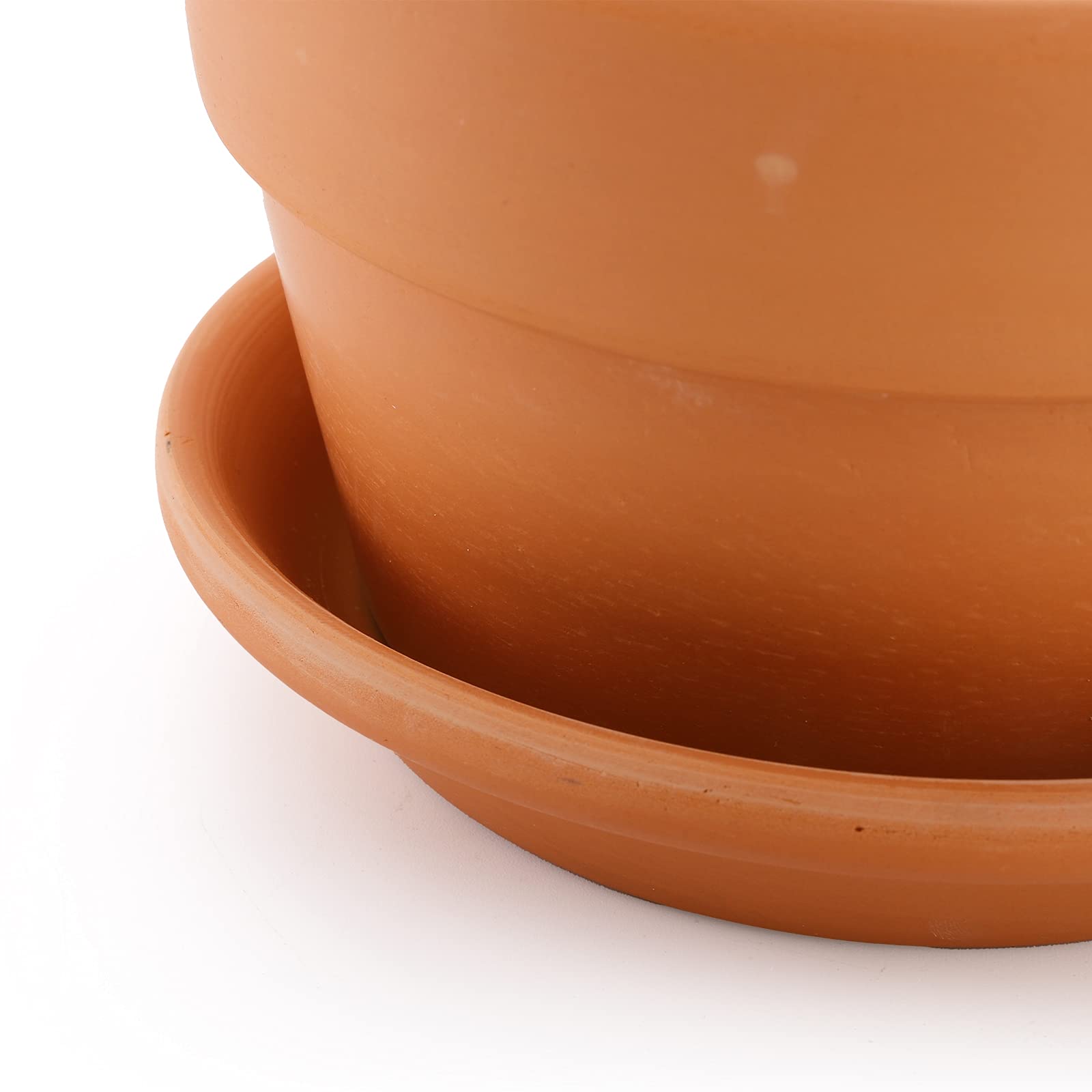 Suwimut terracotta pot with drainage hole detail