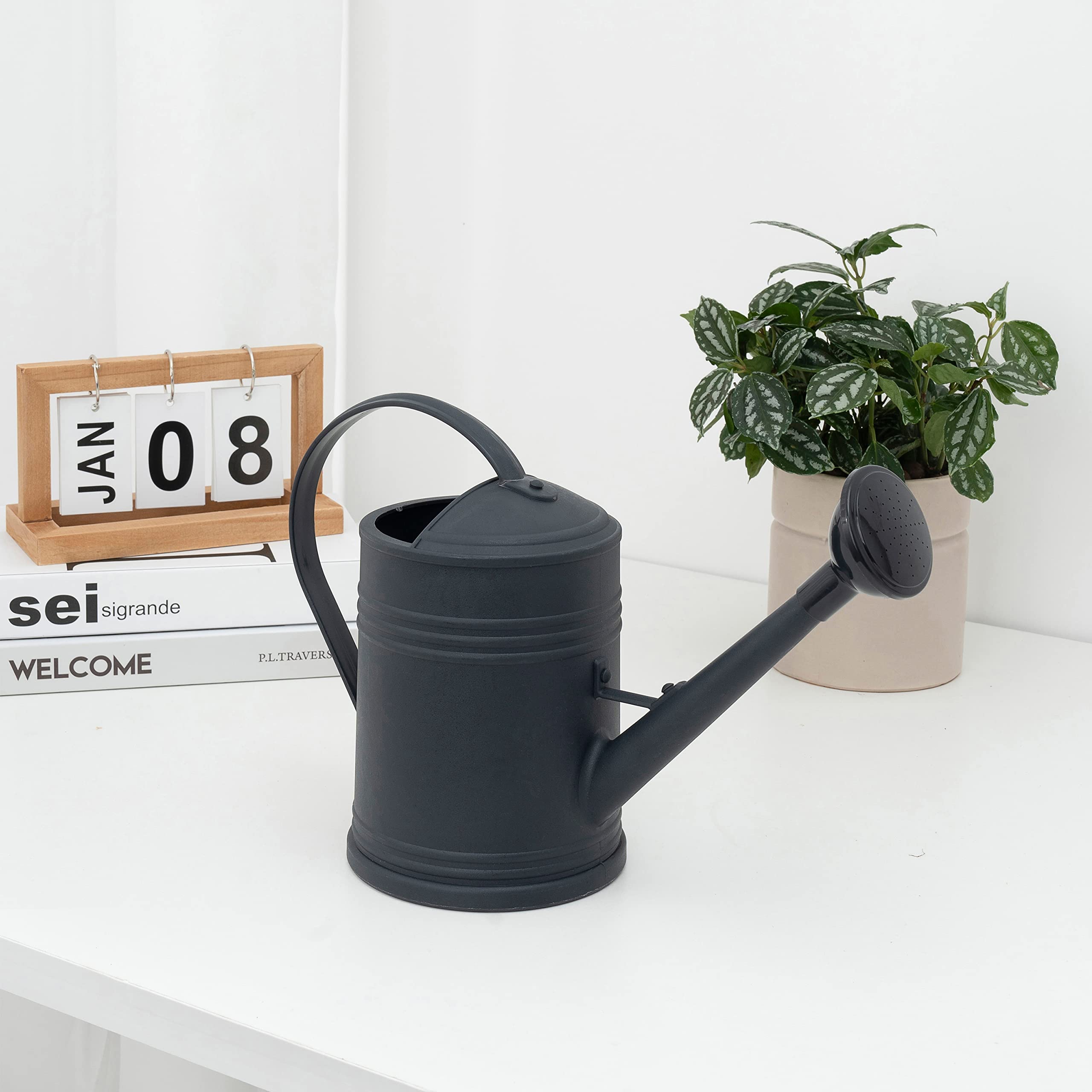 Tennedriv Green watering can handle for easy pouring