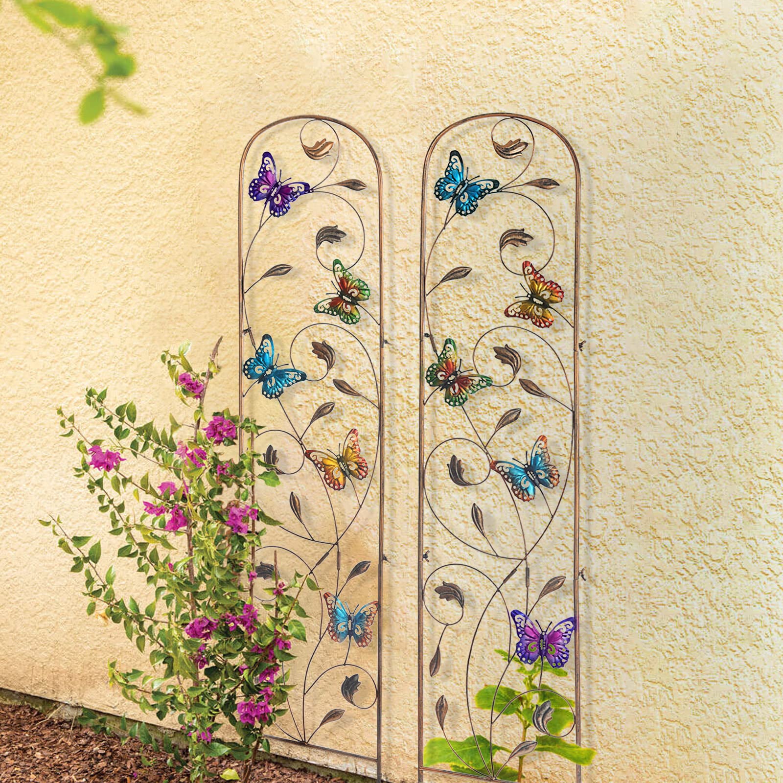 Two SUNNYPARK trellises positioned in a decorative corner
