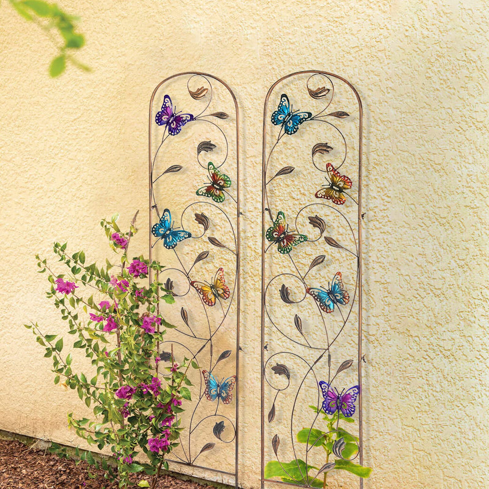 Two SUNNYPARK trellises positioned in a decorative corner