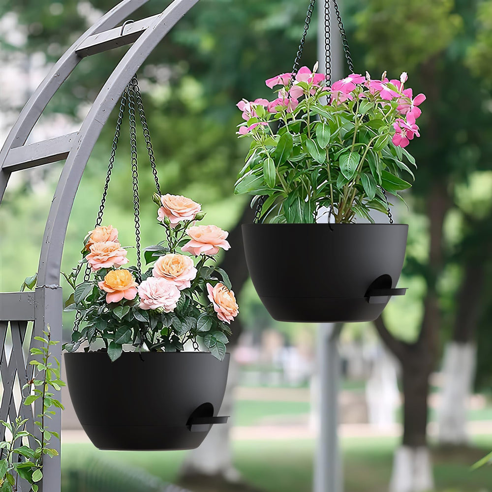 UOUZ set of 3 black planters on a balcony