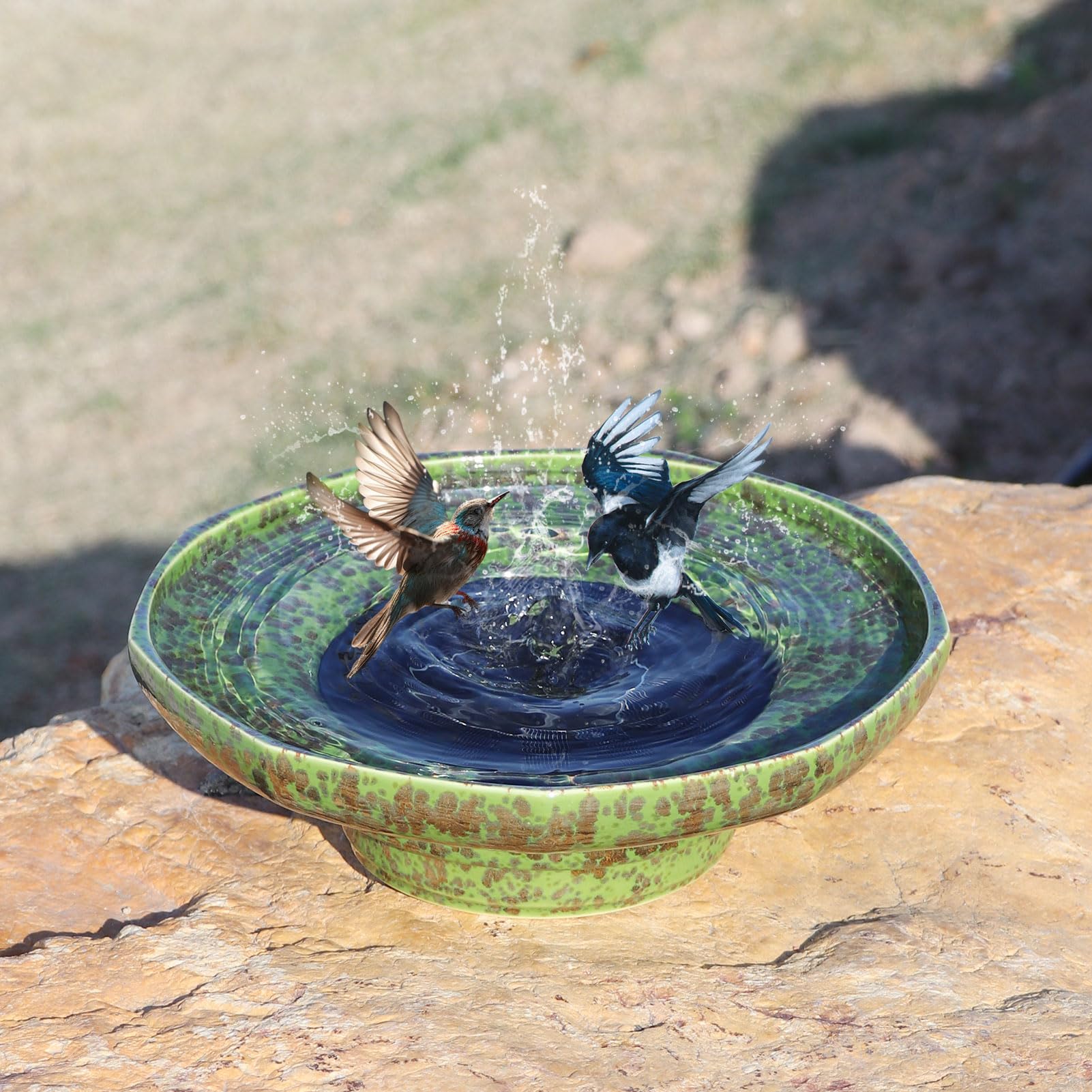 UPSJYJ bird bath fountain from above, highlighting its circular shape