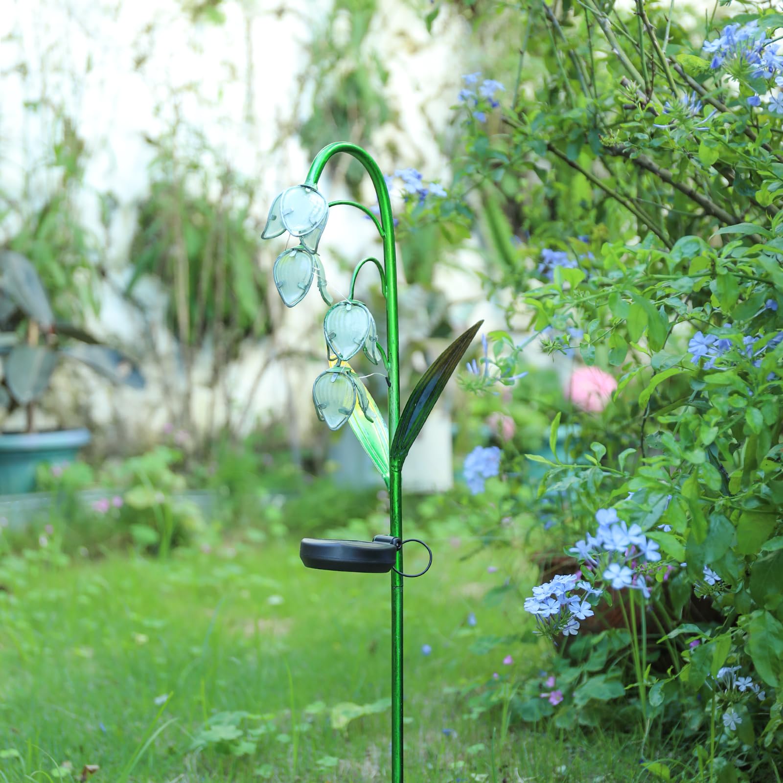 VCUTEKA solar garden light with flowers close-up