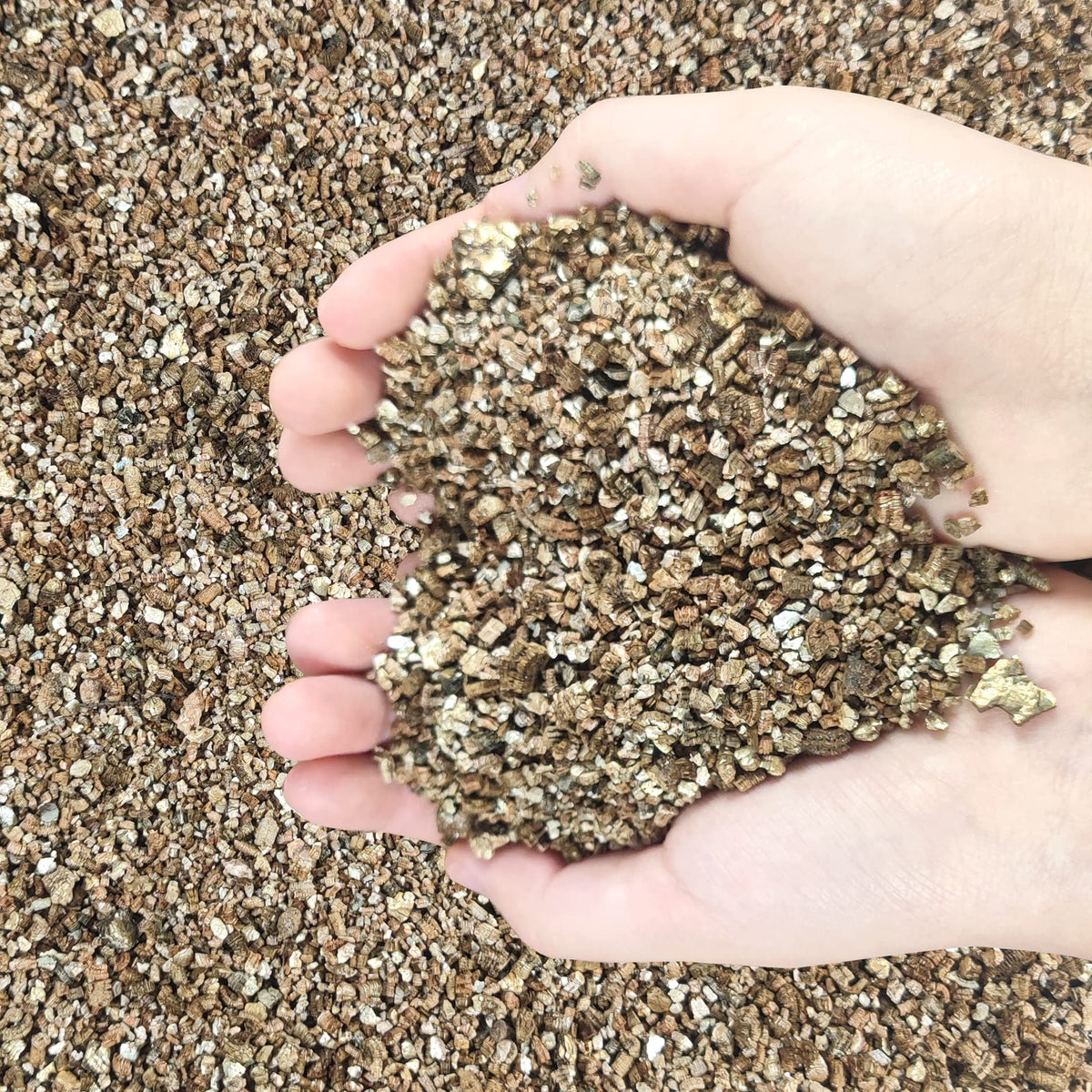 Voulosimi 30QT Organic Vermiculite Granules front view