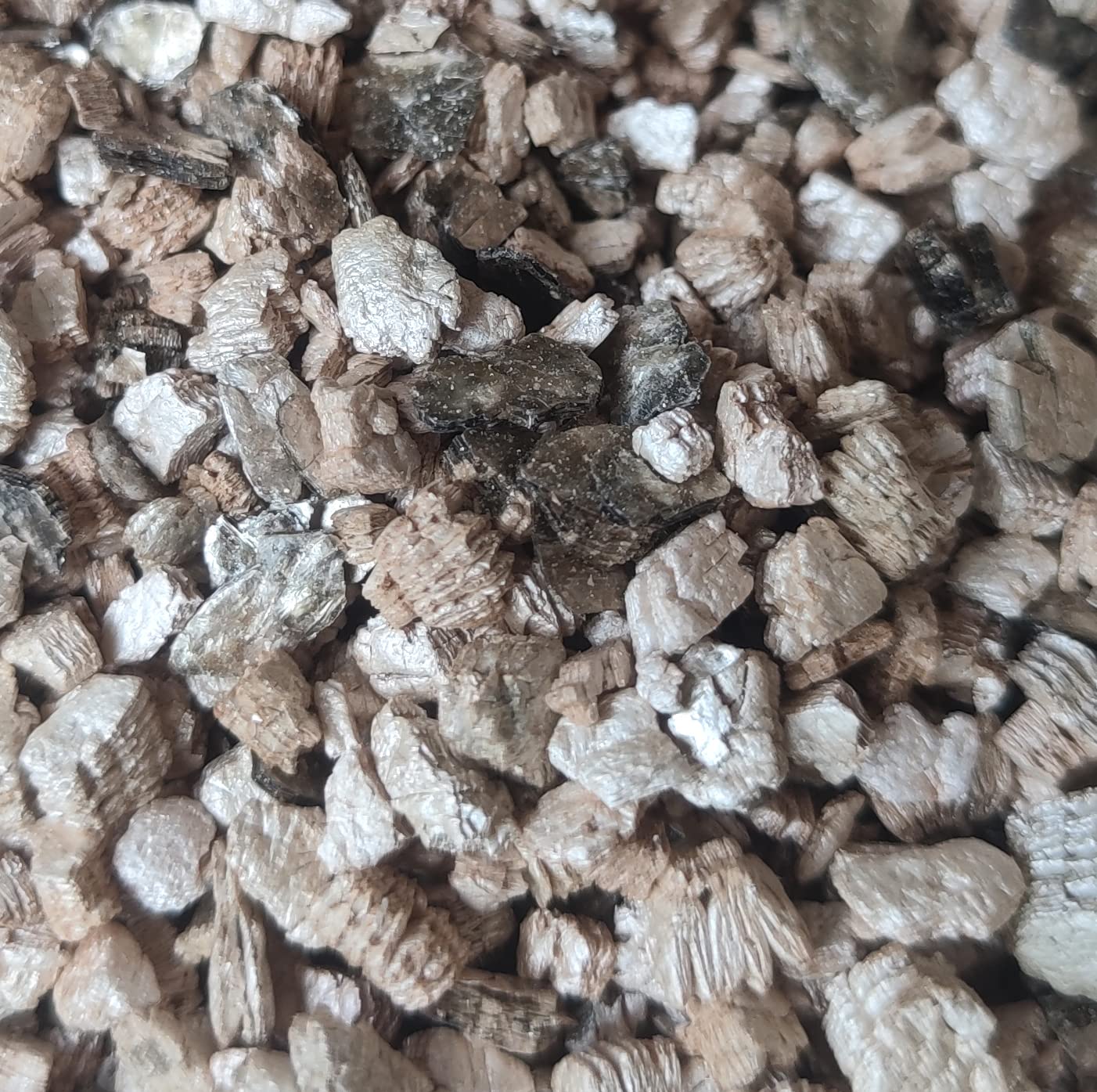 Voulosimi Organic Vermiculite Granules with gardening tools