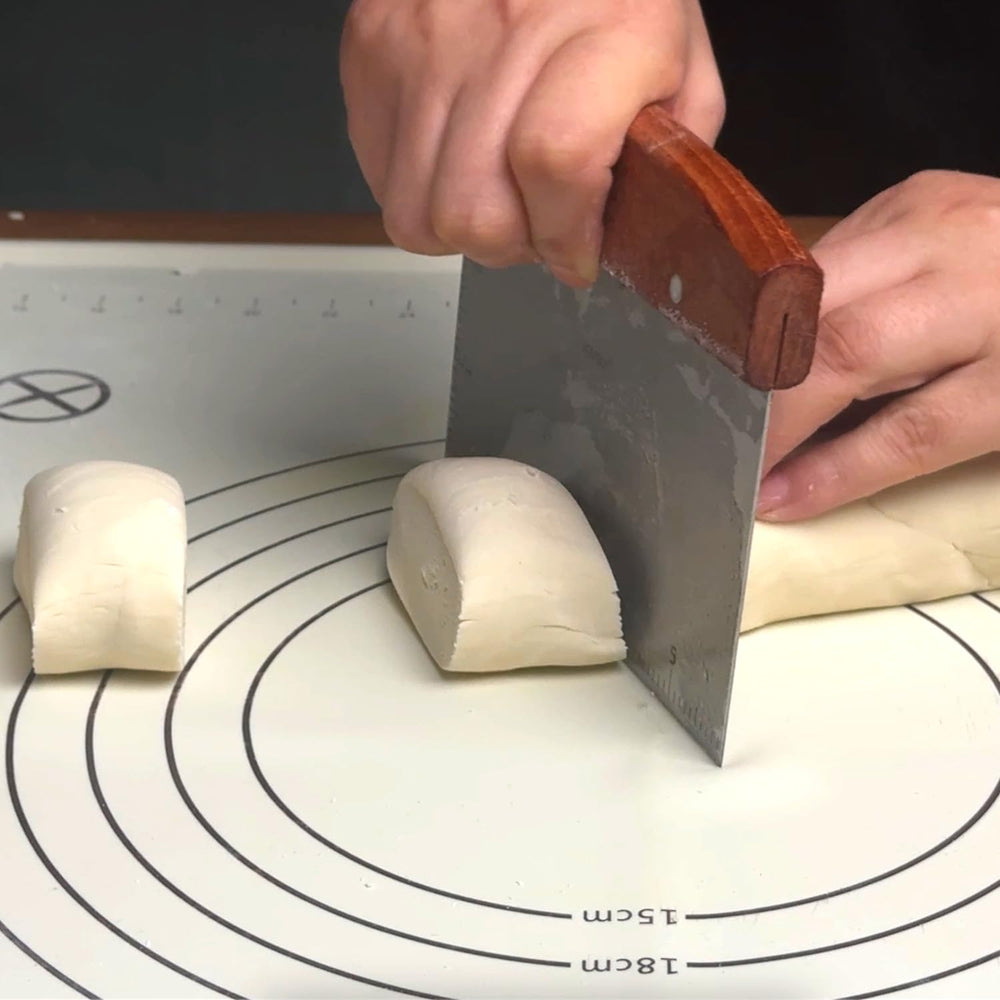 Vovoly Bench Scraper packaging displaying product features