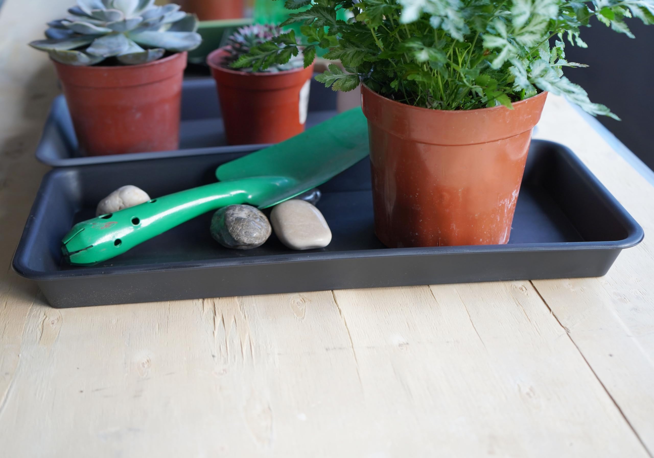 VUWEZ Plant Saucer Tray with a black ceramic planter