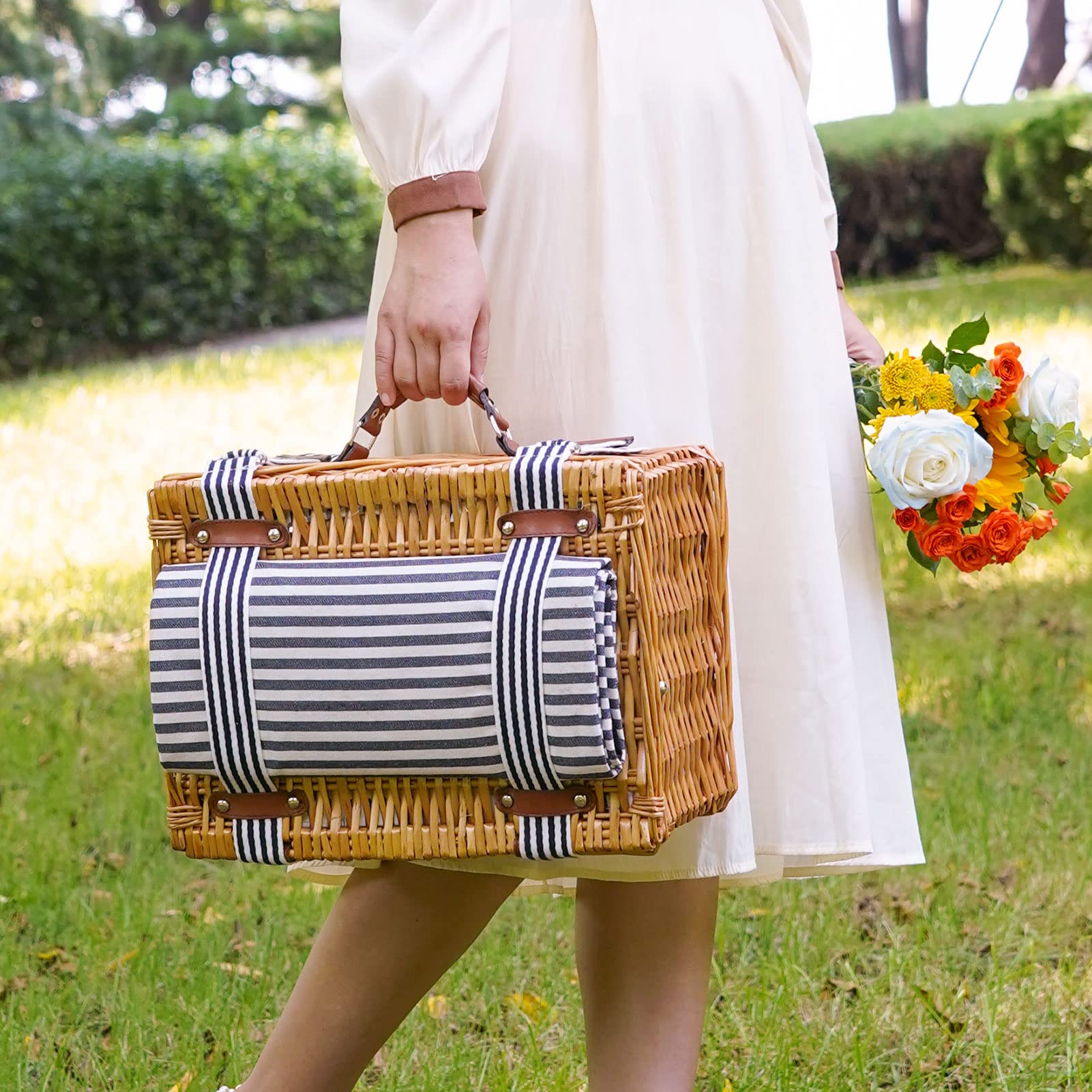 WICKERLAND picnic basket with navy blue straps