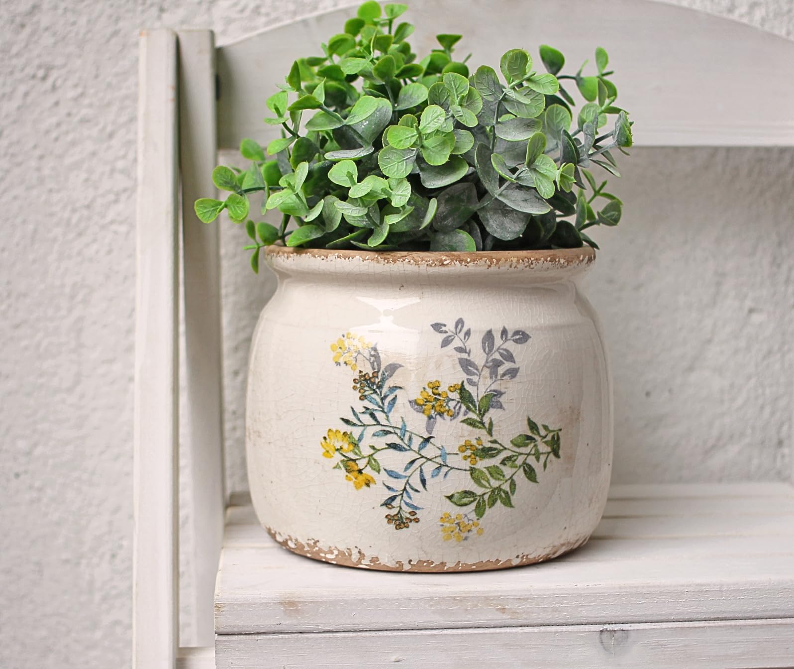Xiaan Jiaju planter pot with ferns surrounding it