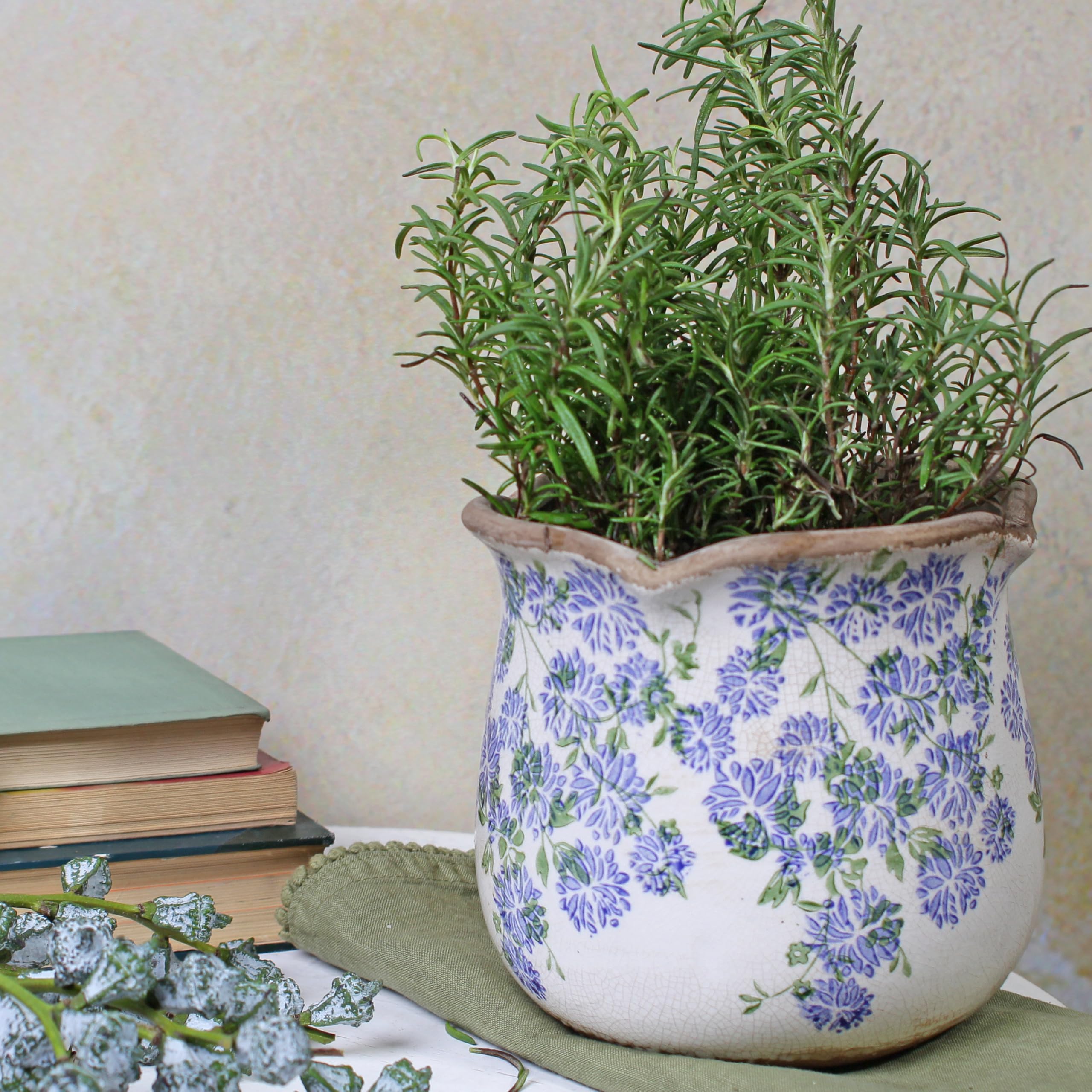 Xiaan Jiaju Vintage Ceramic Plant Pot on a wooden table